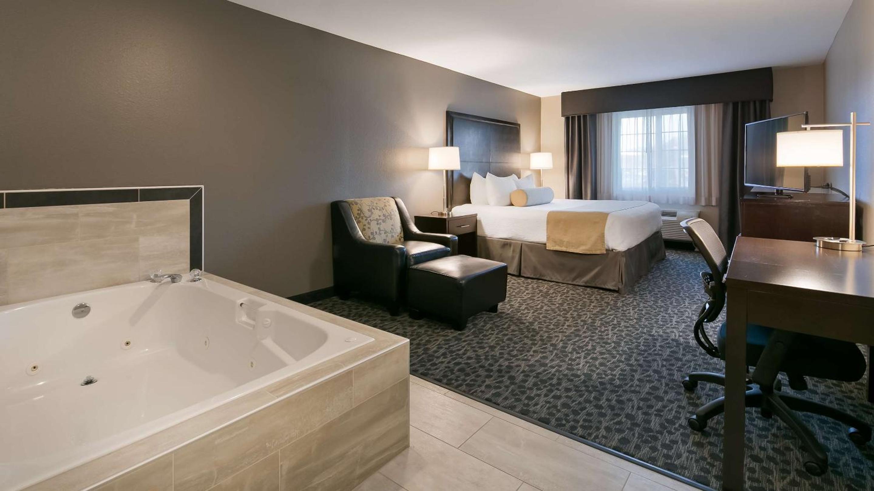 King Suite with Sofa Bed - Non-Smoking photo 3