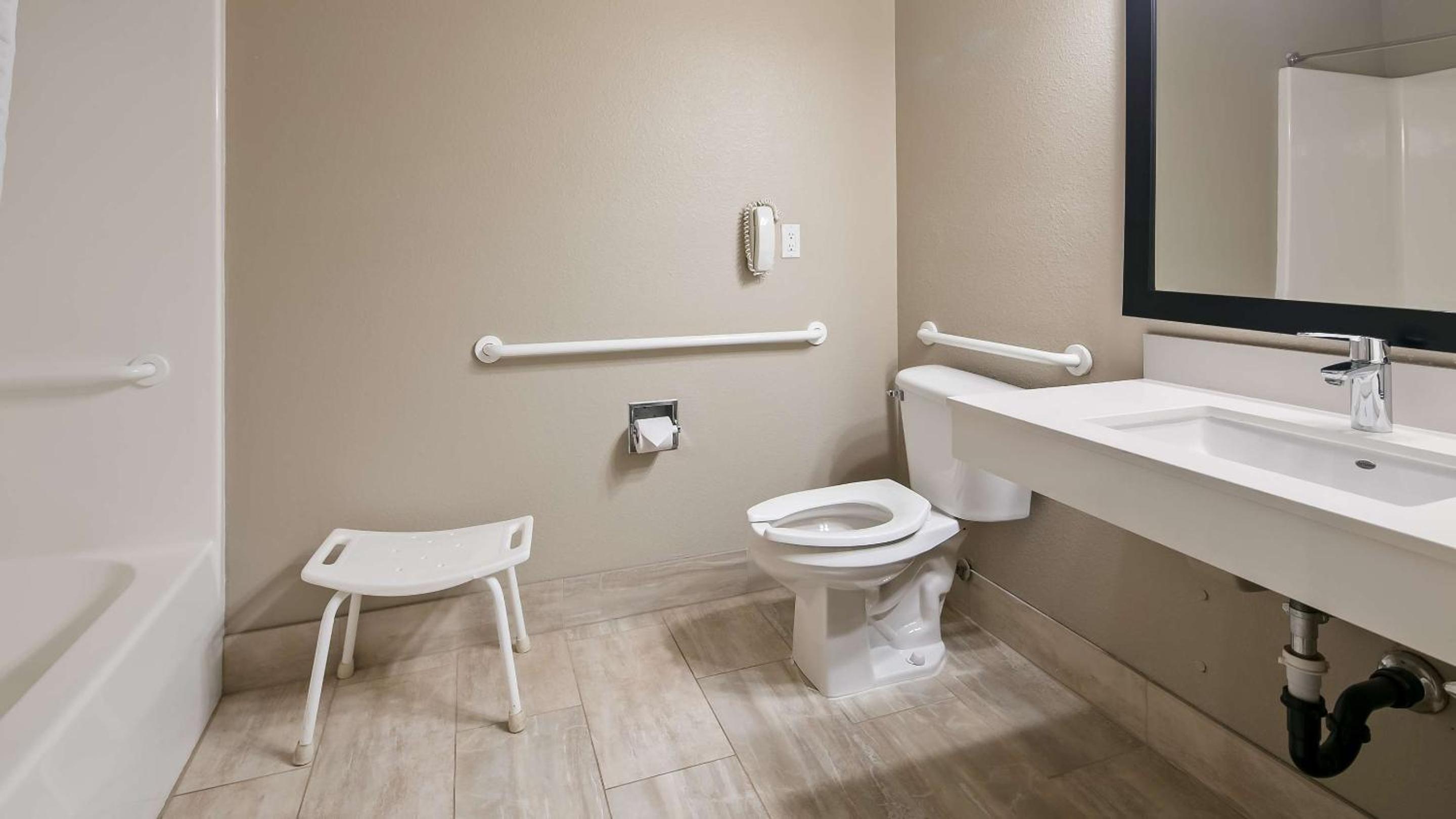 King Room with Bath Tub and Sofa Bed - Mobility Accessible photo 3