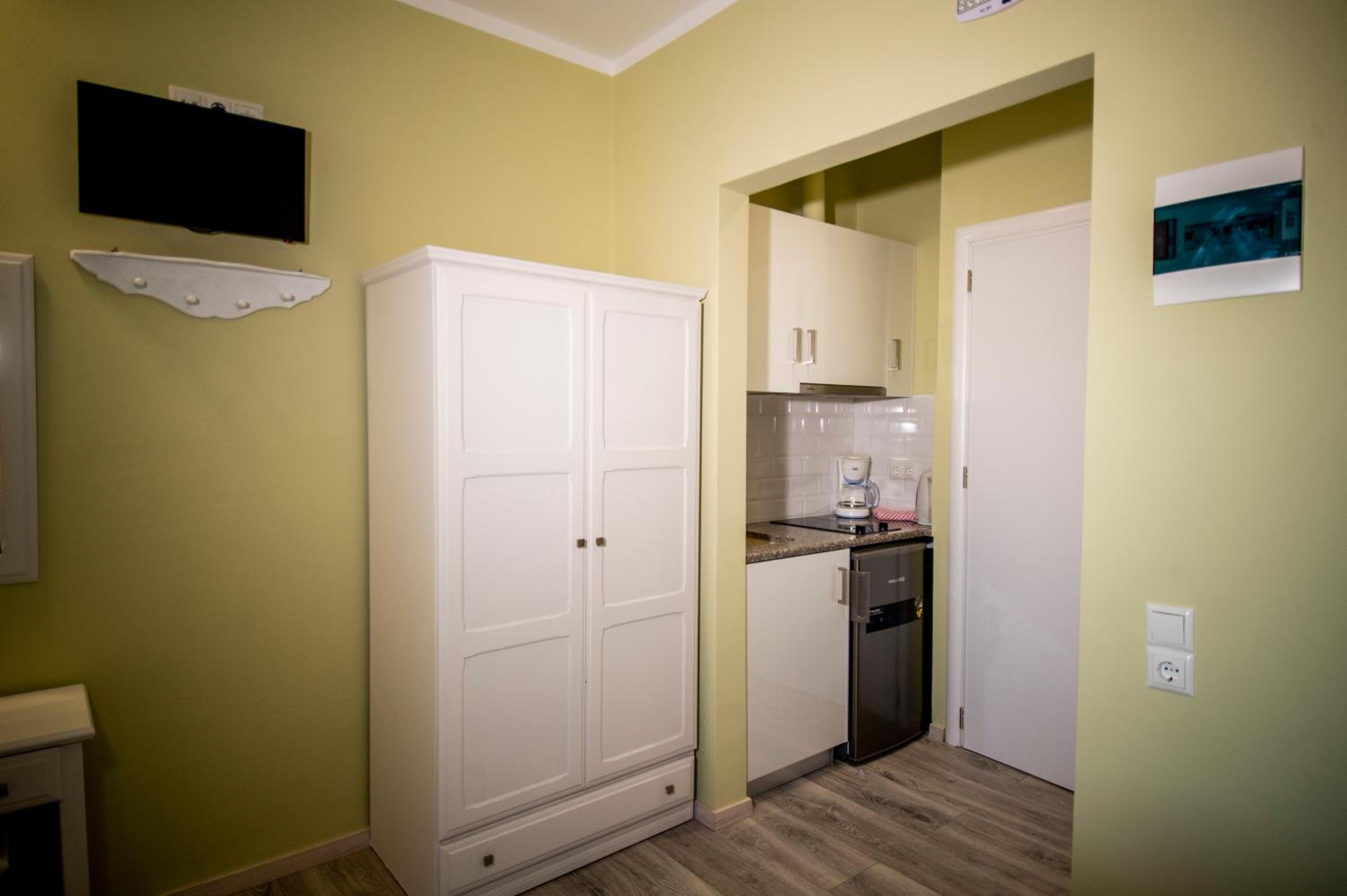 Studio (2 Adults) - Photo 13