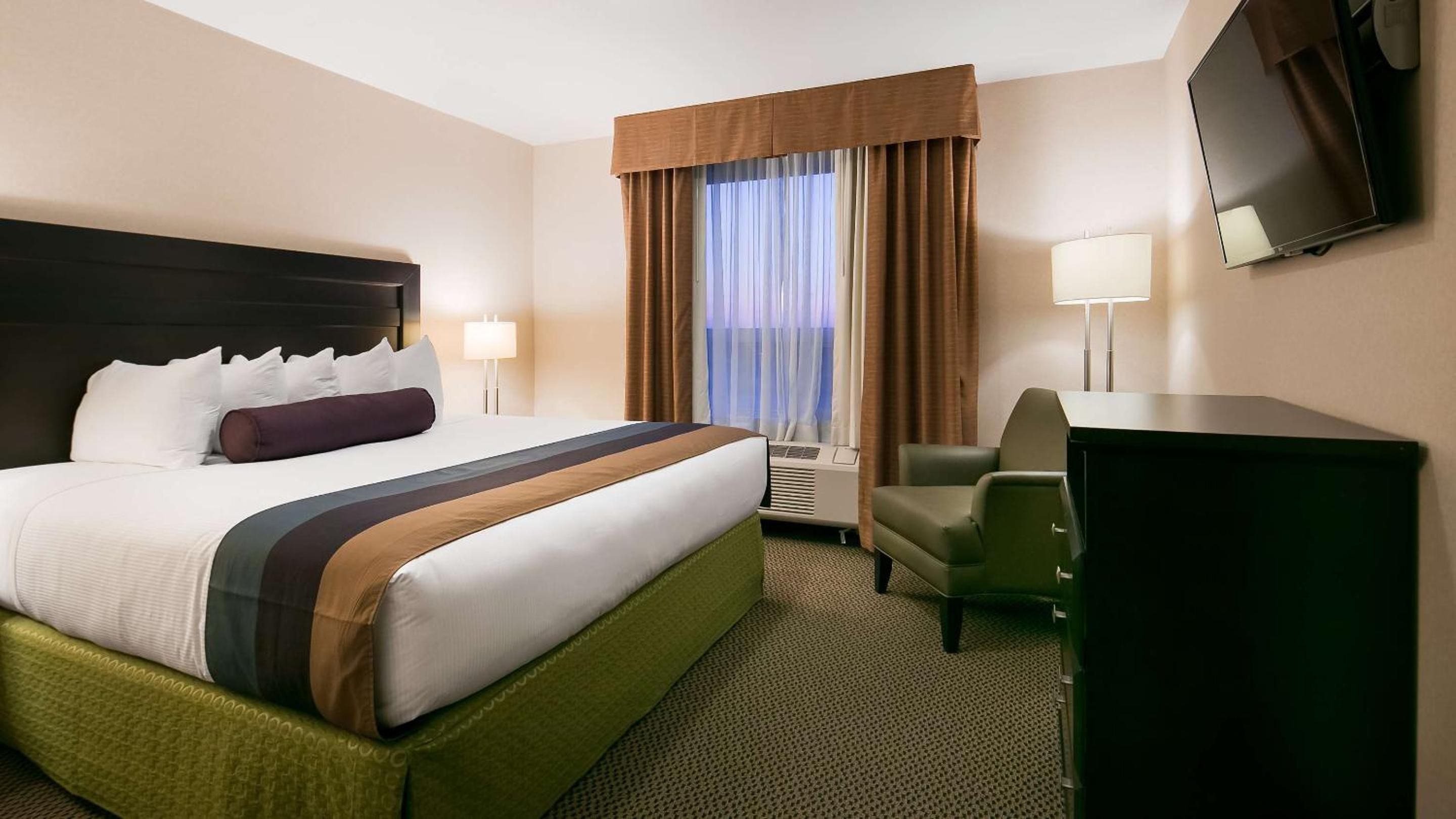 One-Bedroom King Suite with Sofa Bed - Non-Smoking