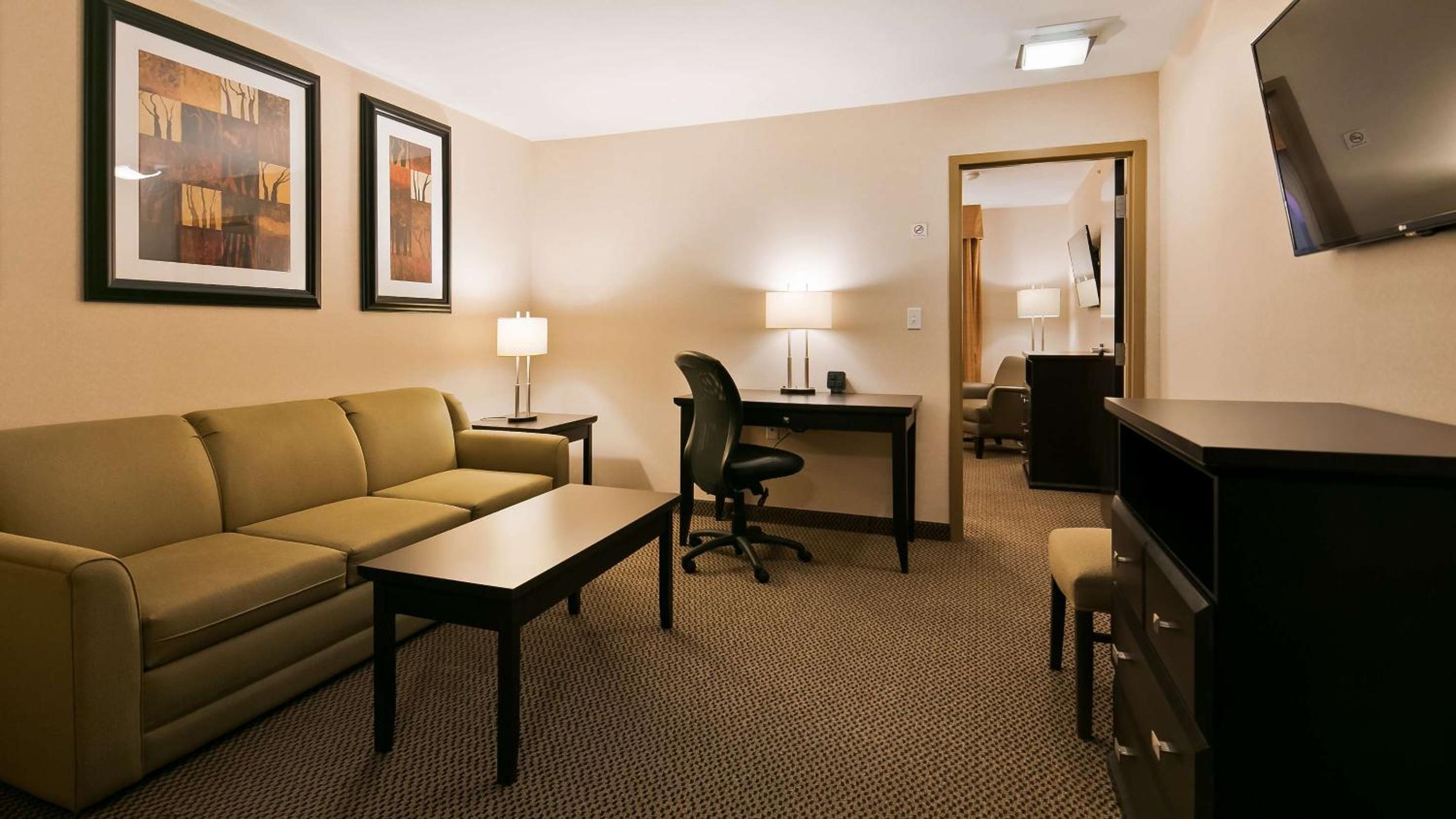 One-Bedroom King Suite with Sofa Bed - Non-Smoking photo 2