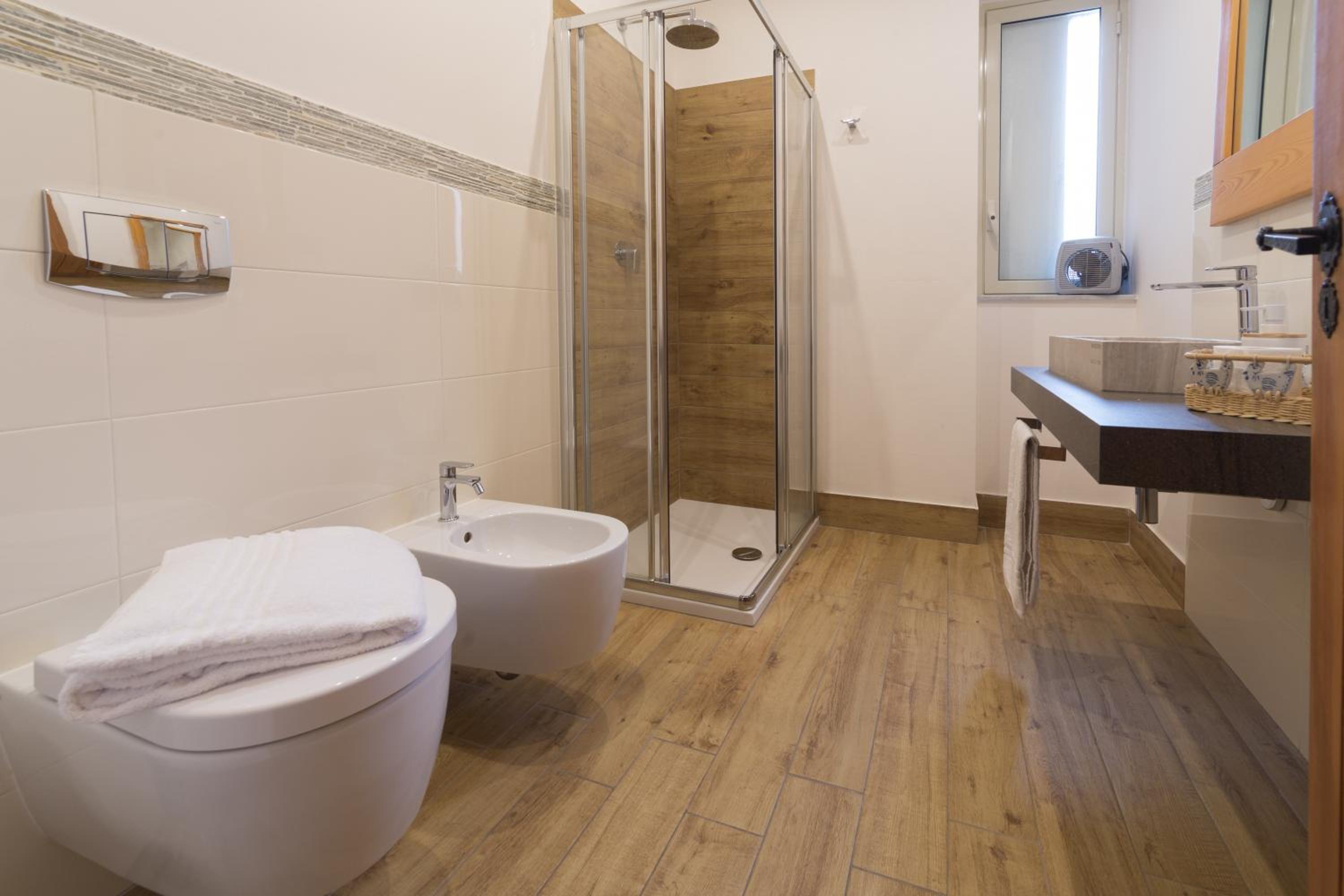 Two-Bedroom Apartment (9 Adults) photo 2