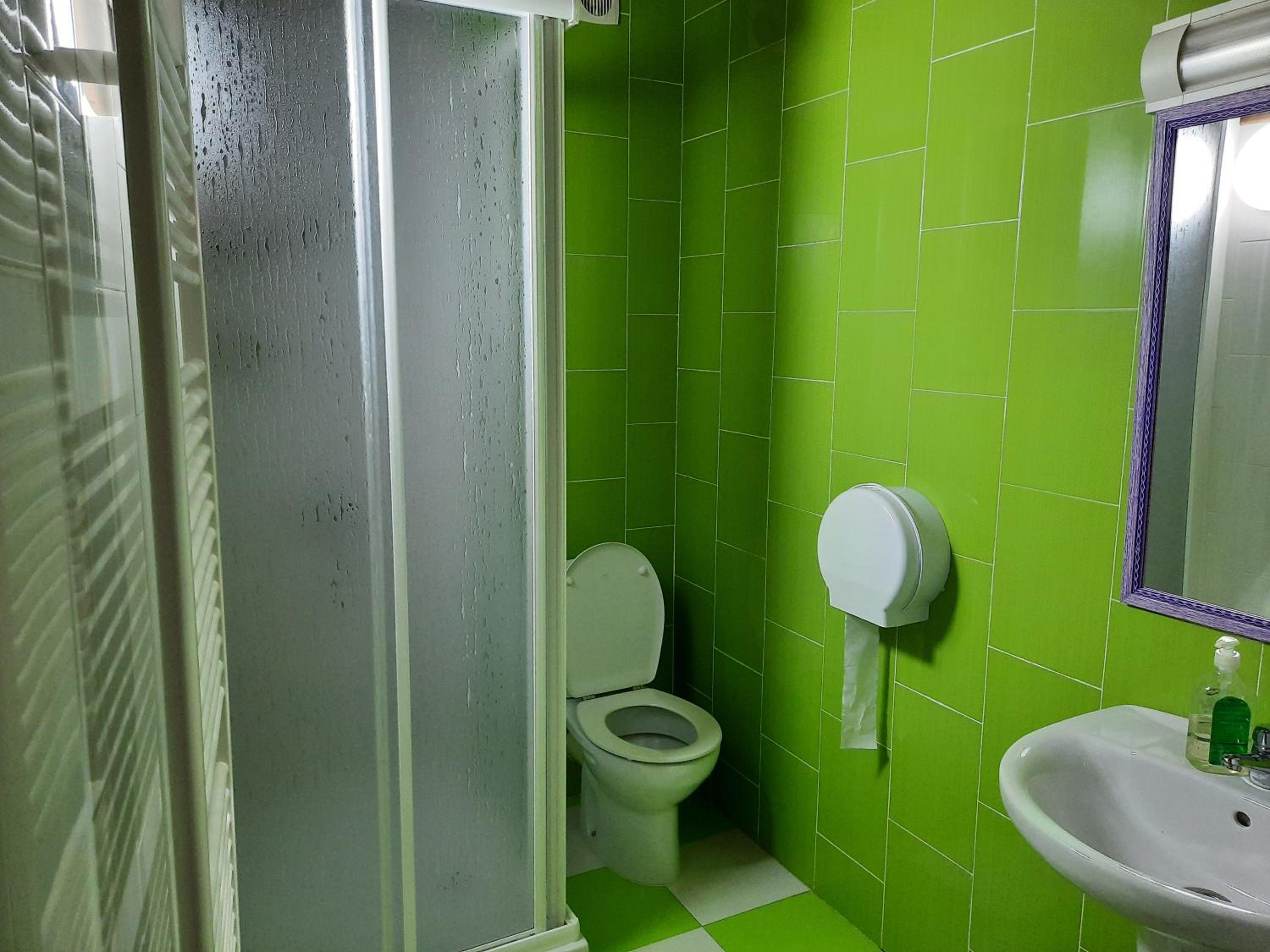 Quadruple Room with Private Bathroom photo 3
