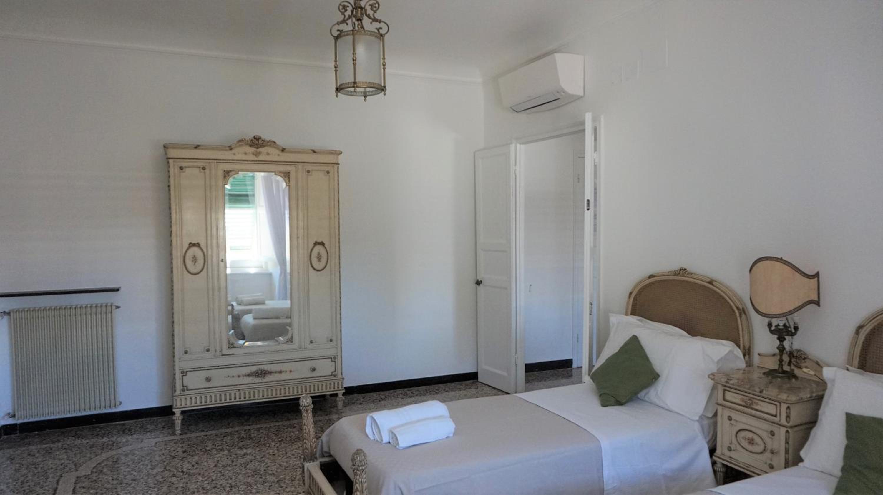 Twin Room with Private Bathroom photo 2
