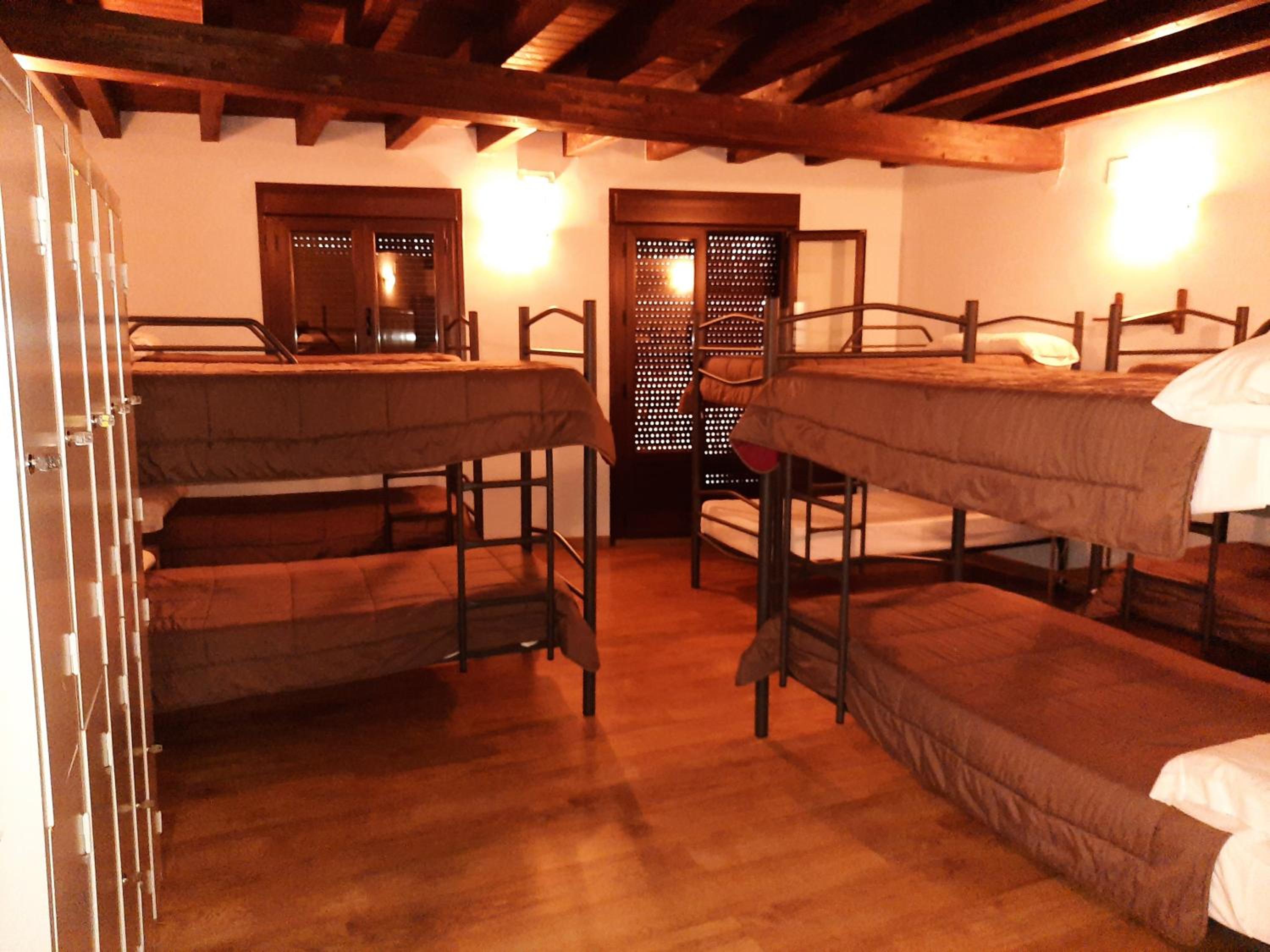 Cama en Dormitorio Mixto de 10 Camas