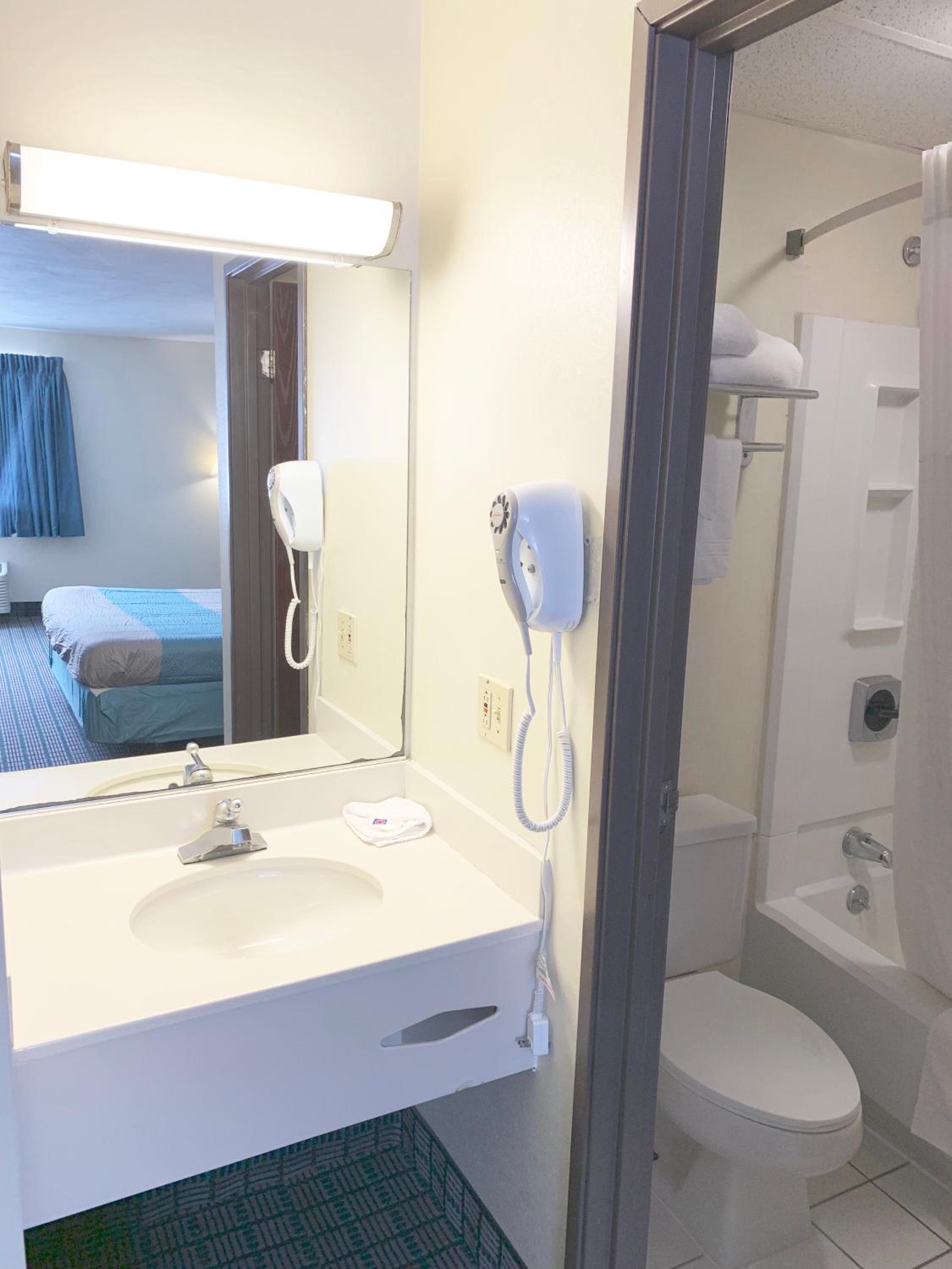 Quadruple Room - Non-Smoking - Photo 3