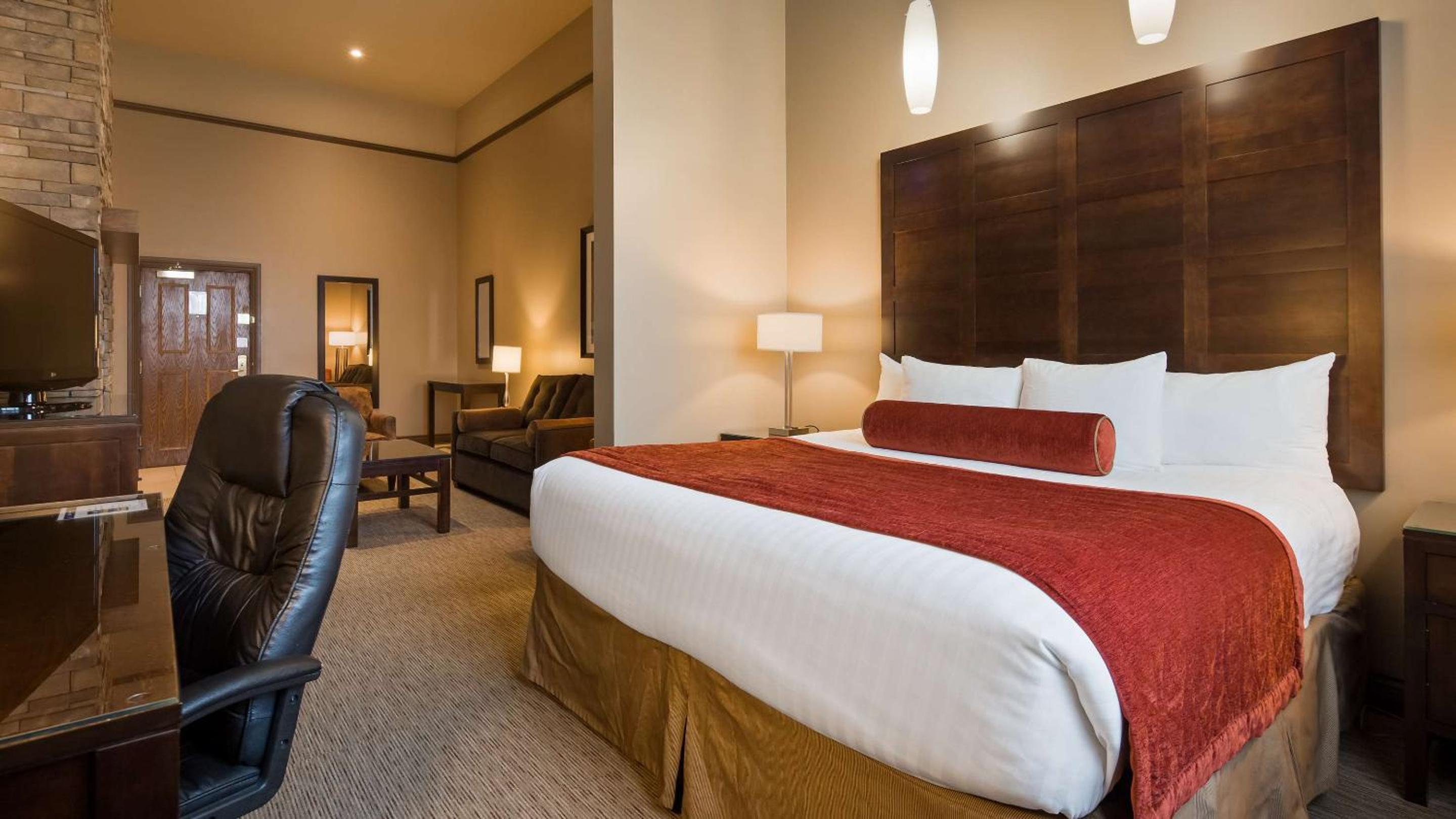 King Suite with Sofa Bed - Non-Smoking - Photo 6