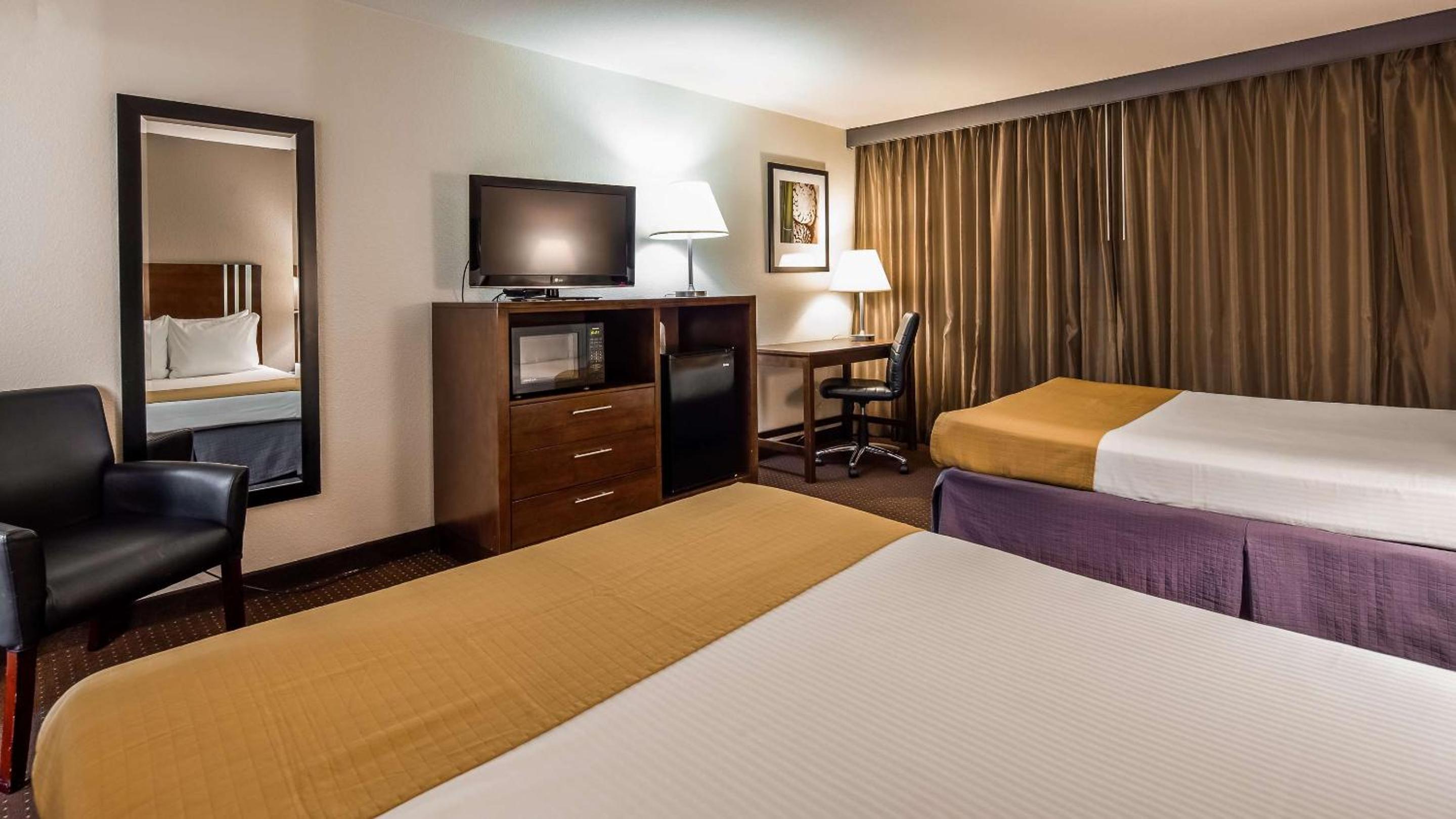 Queen Room with Two Queen Beds with Harbor View - Photo 4