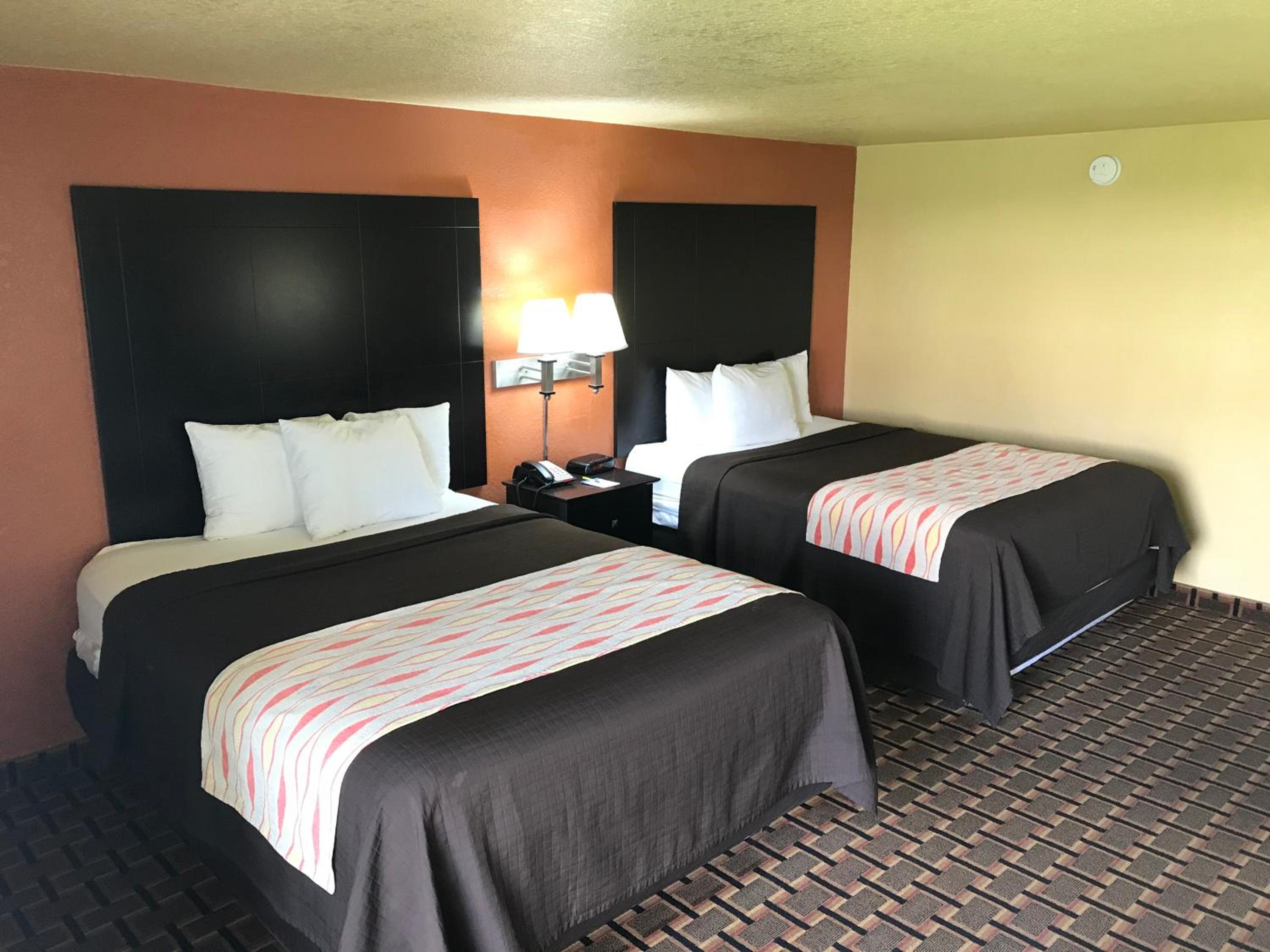 Queen Room with Two Queen Beds - Non-Smoking - Photo 2