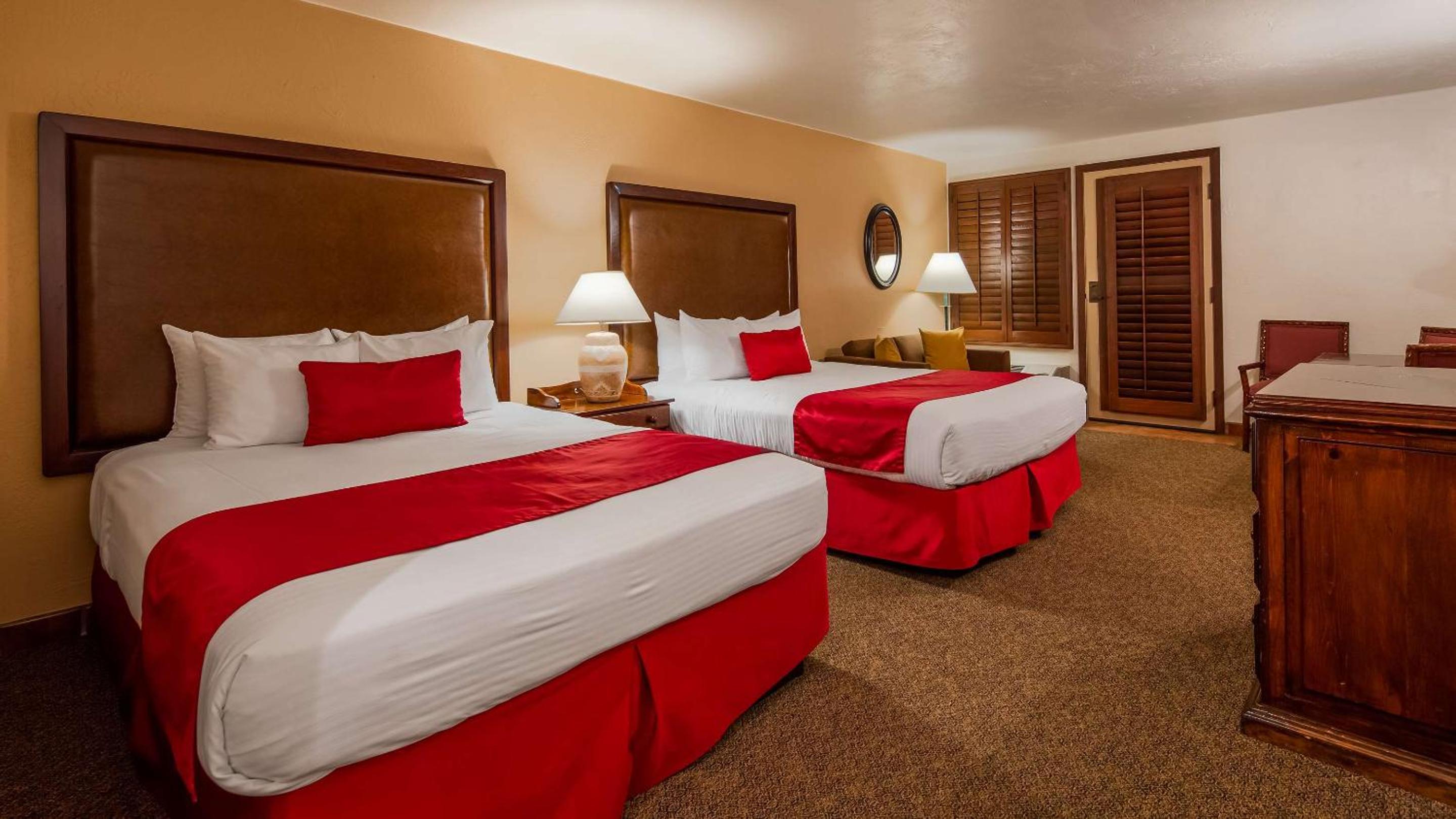 Large Queen Room with Two Queen Beds - Non-Smoking - Photo 3