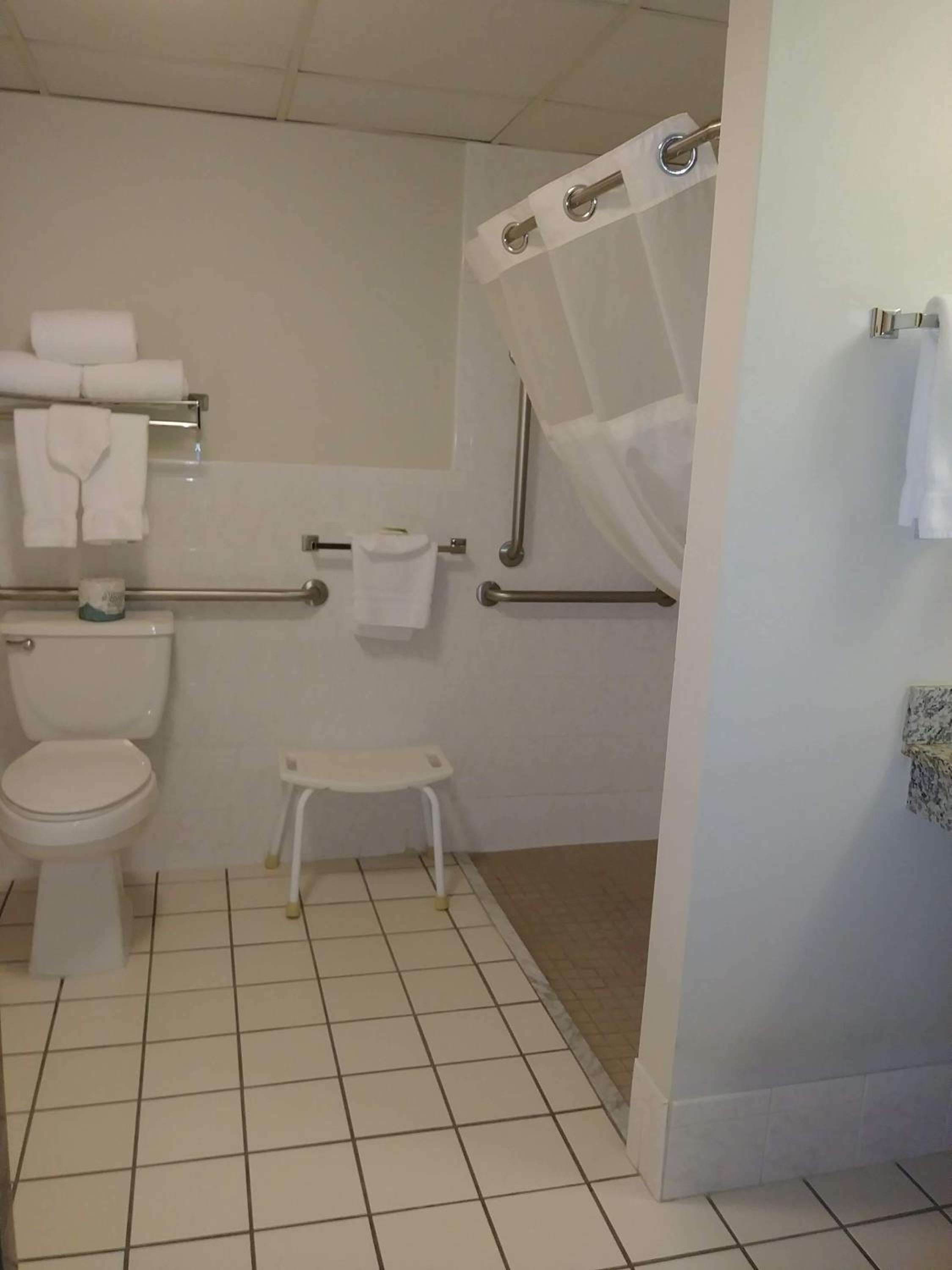 King Room - Mobility Access/Non-Smoking - Photo 4