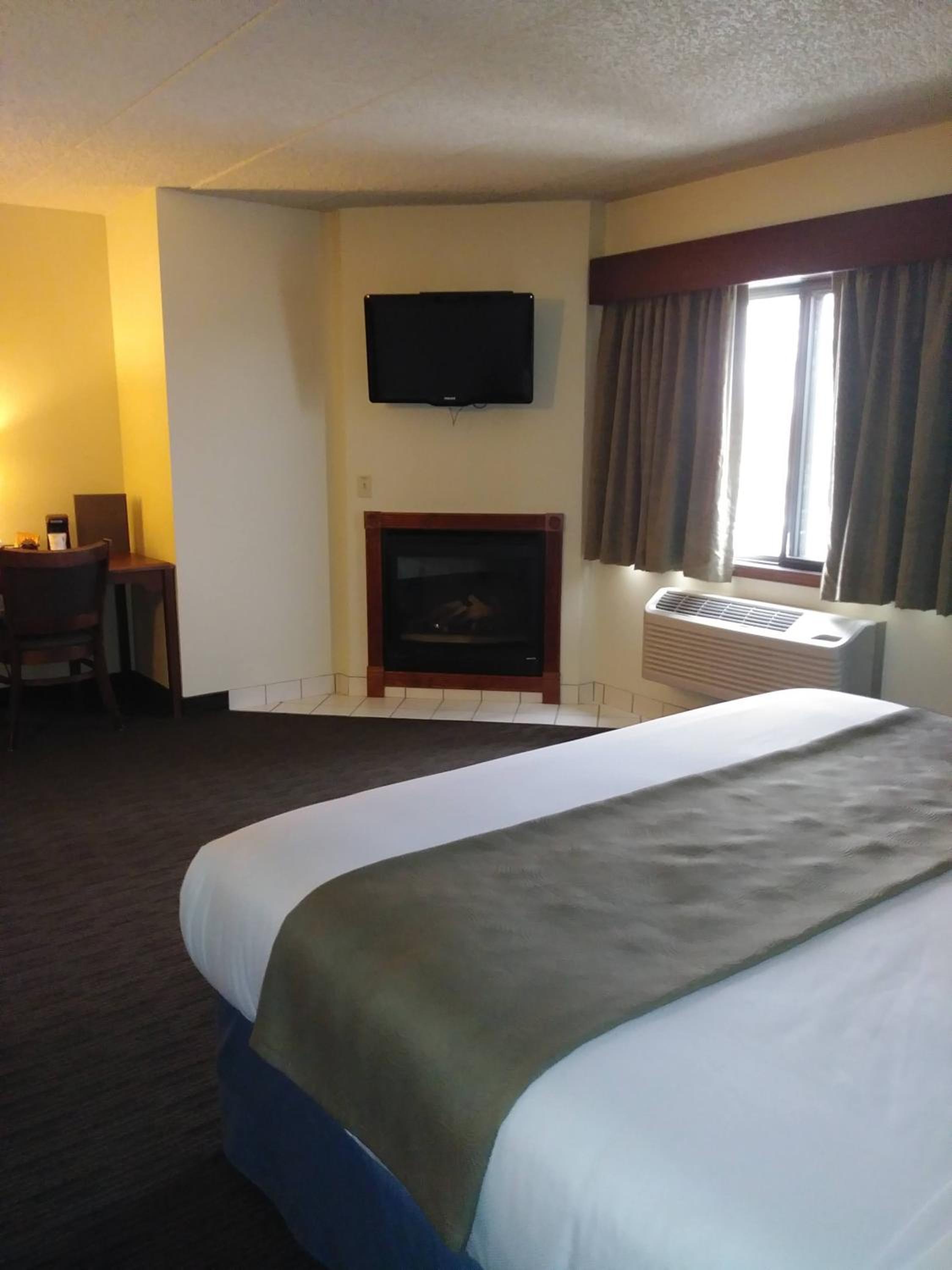 Deluxe King Room - Mobility Access/Non-Smoking - Photo 1