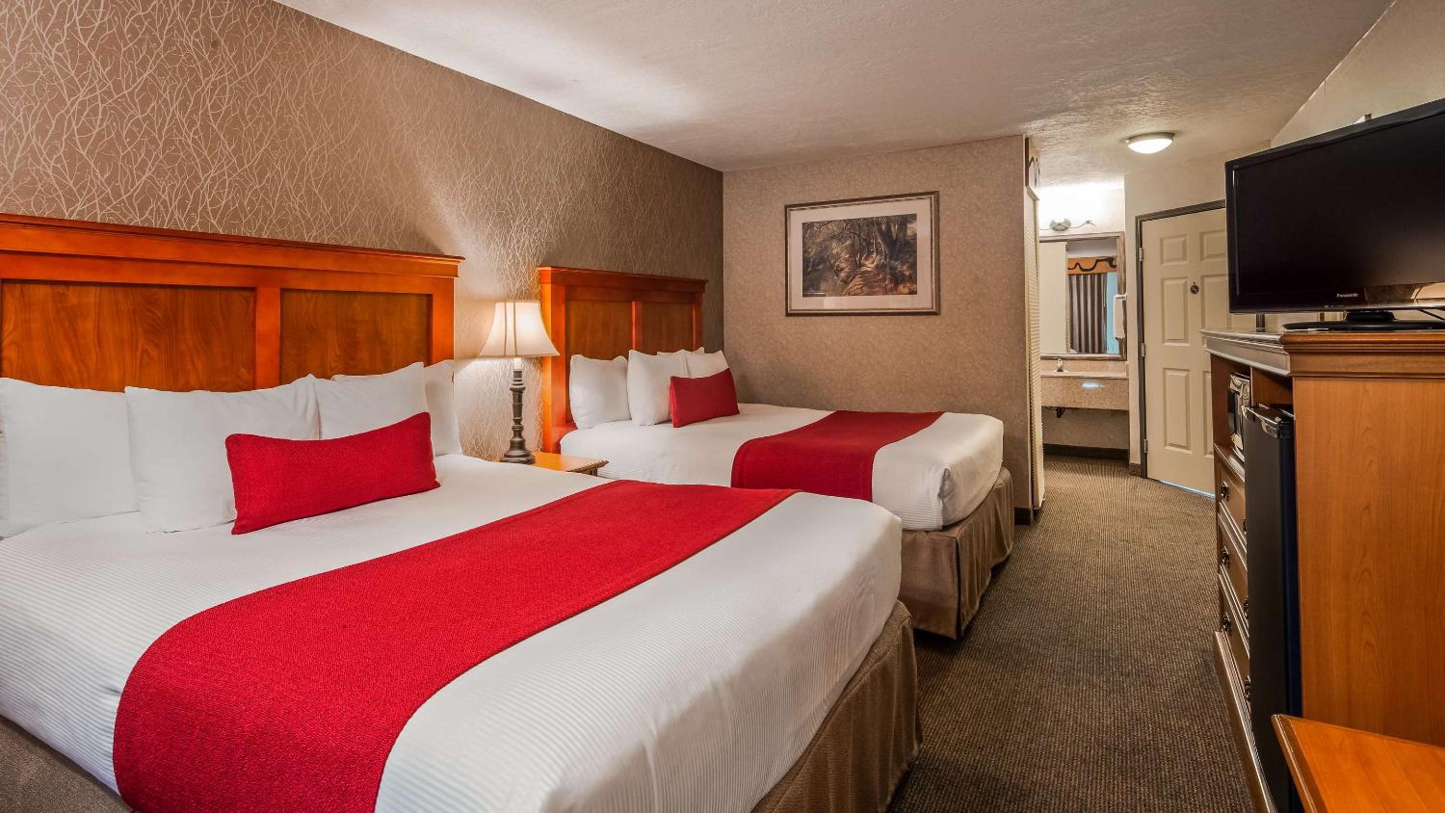 Queen Room with Two Queen Beds, Balcony and River View - Non-Smoking - Photo 2
