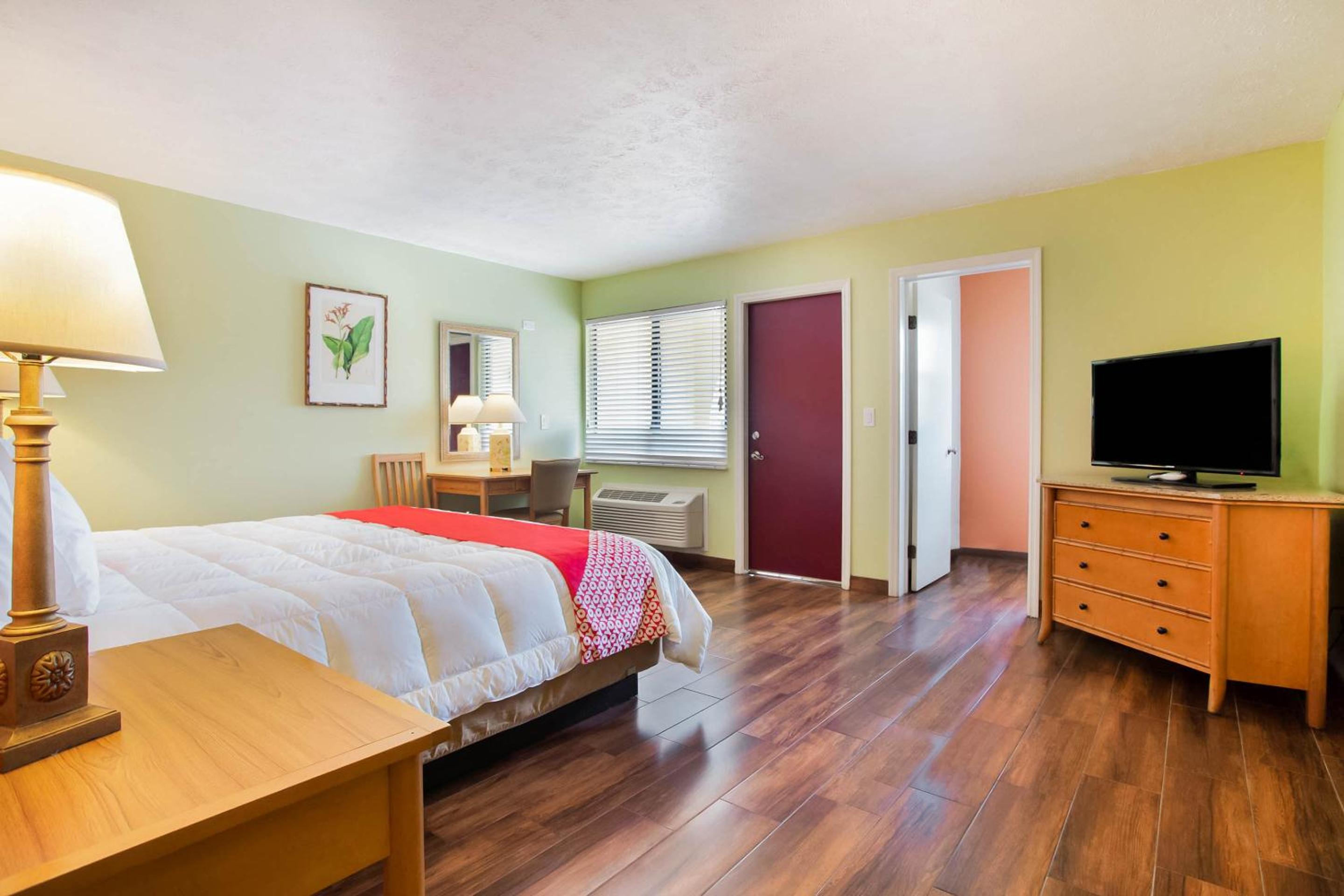 Premium King Bed - Photo 4