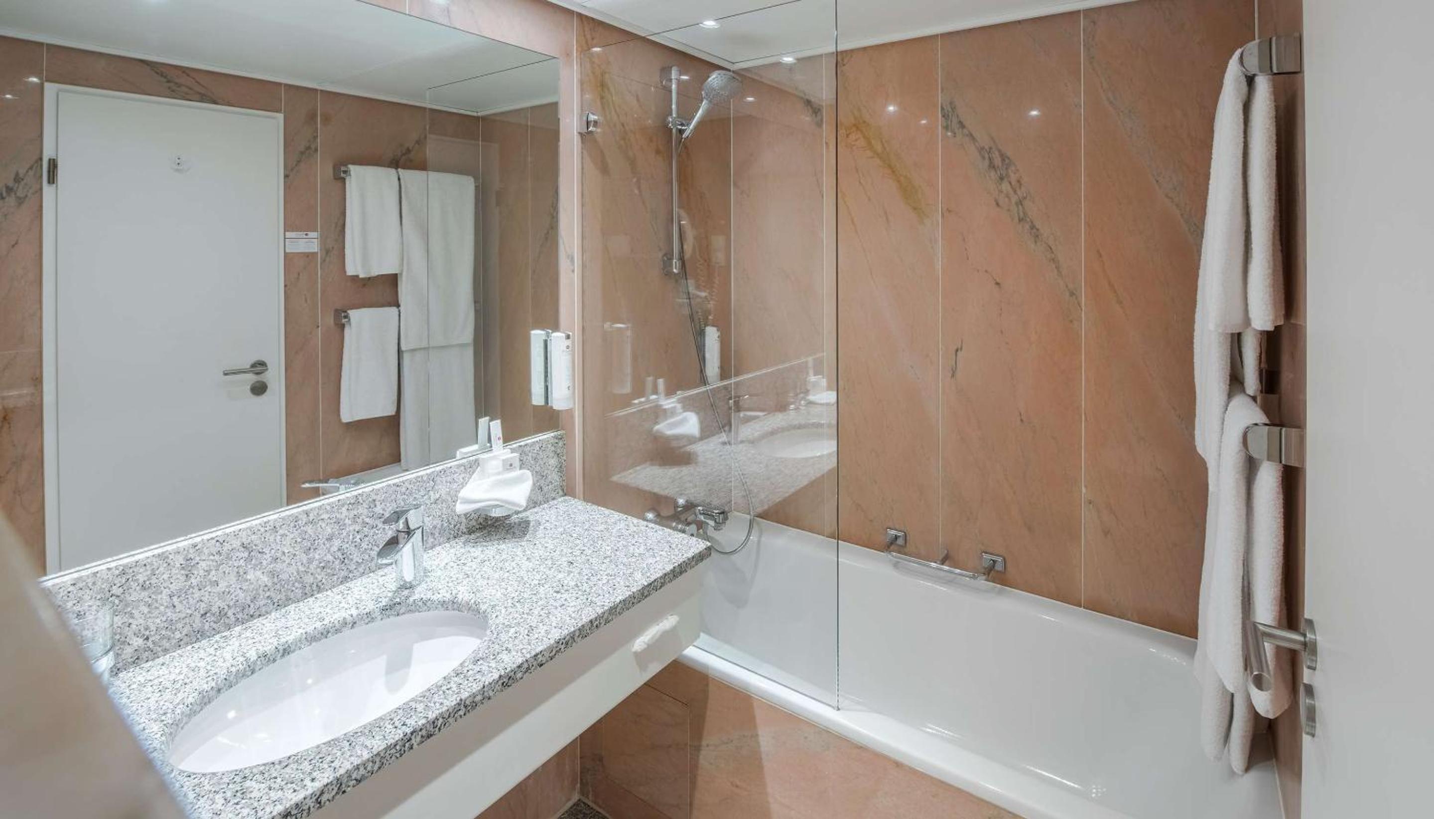 Executive Double Room with Double Bed and Courtyard View photo 3