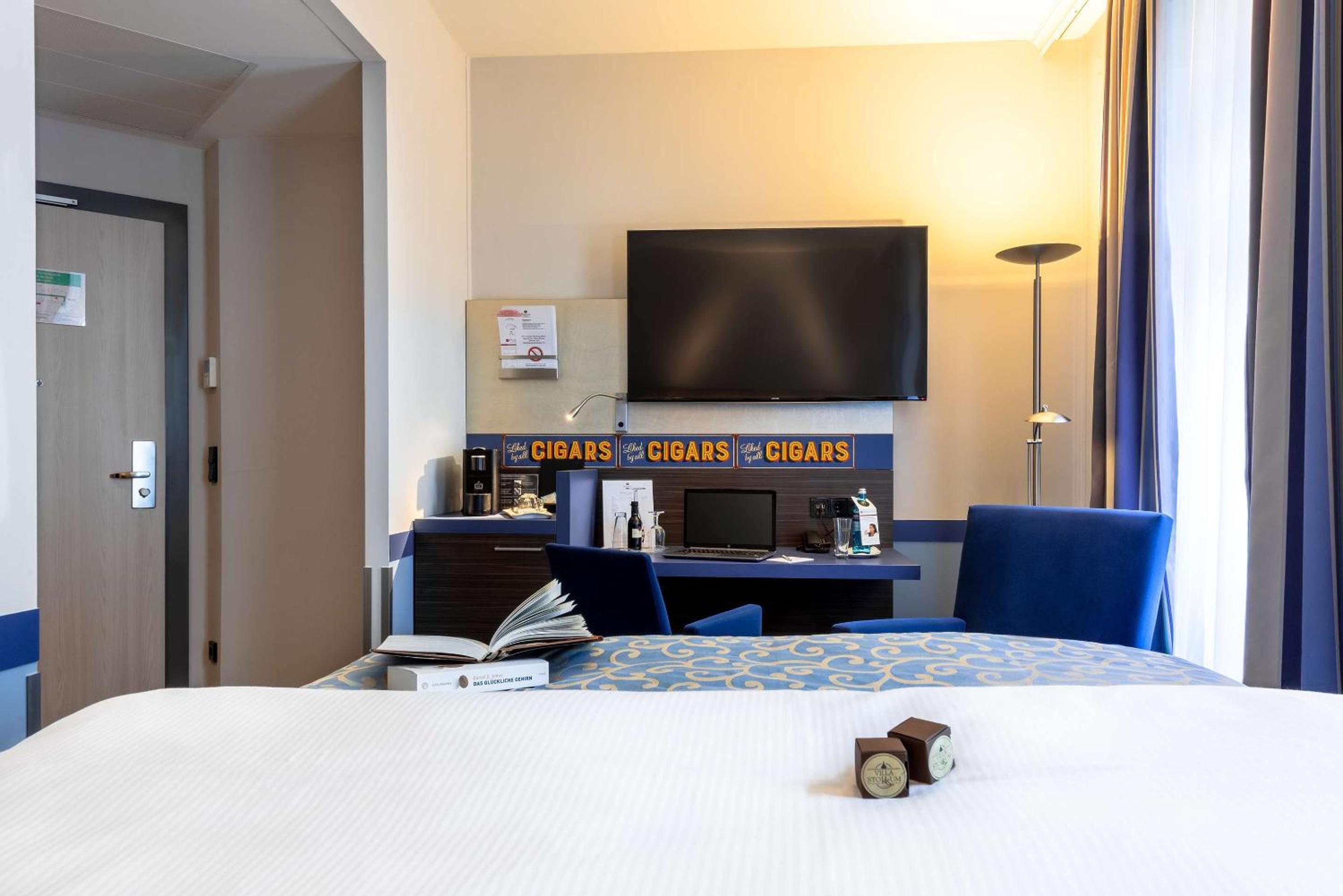 Single Room with Queen Bed and Courtyard View photo 2