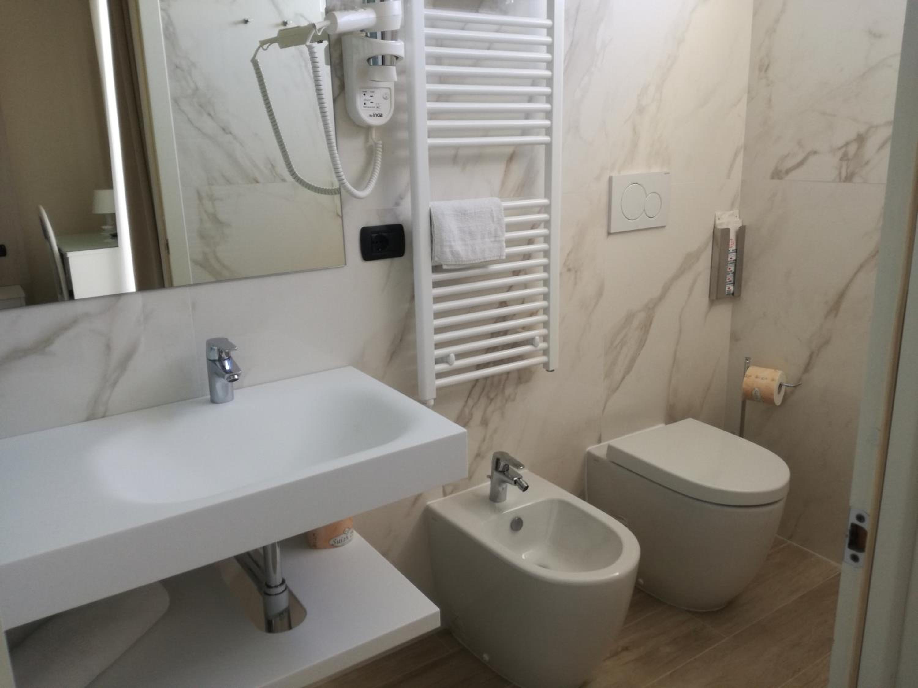 Standard Double or Twin Room - Photo 2