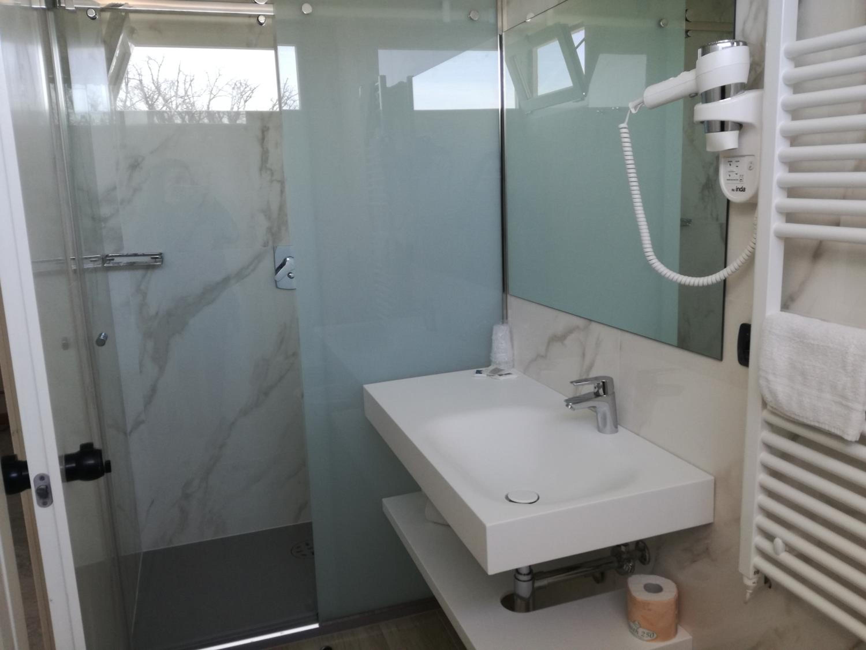 Standard Double or Twin Room - Photo 3