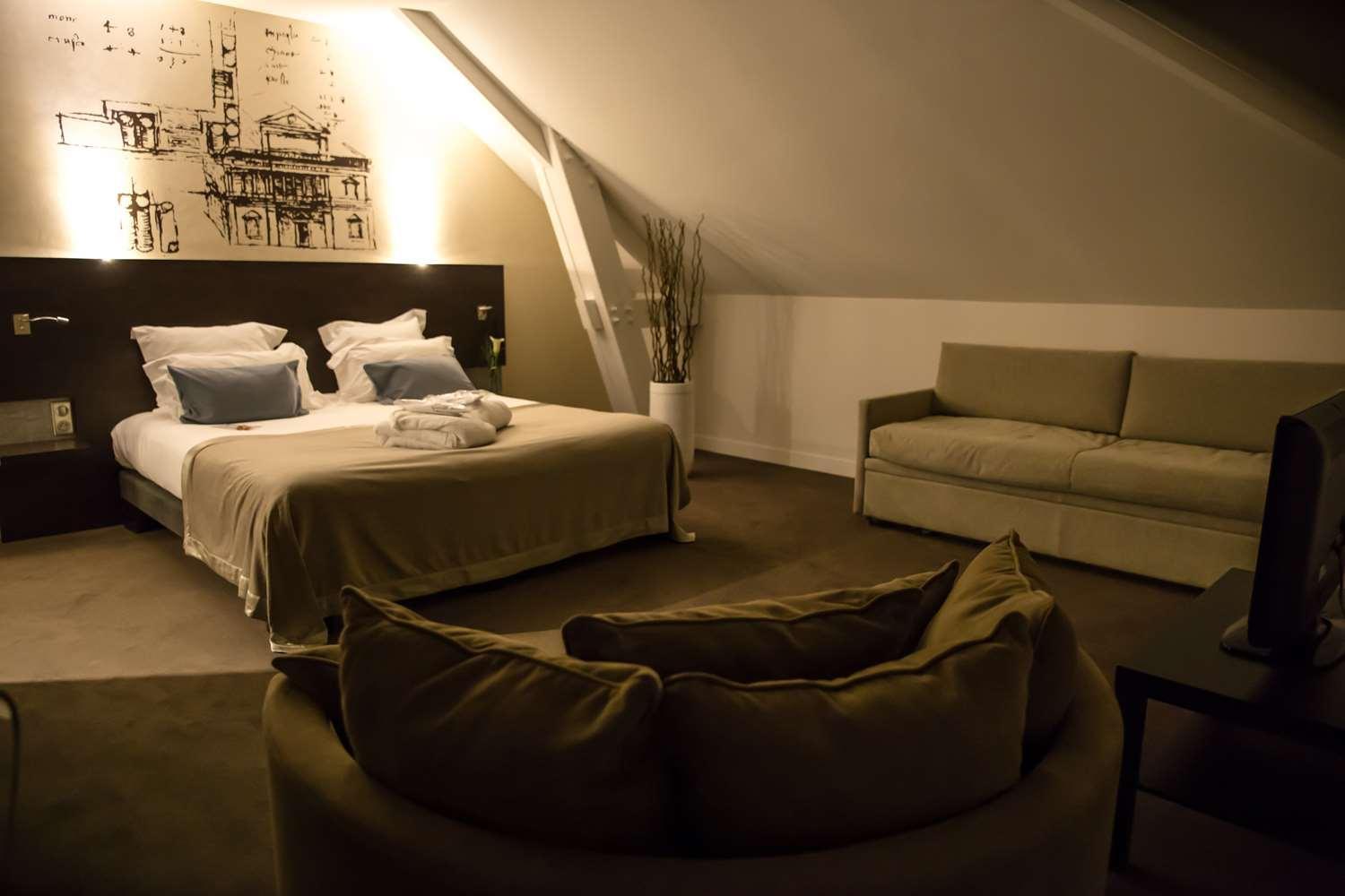 Luxury Queen Room with Castle View - Photo 2
