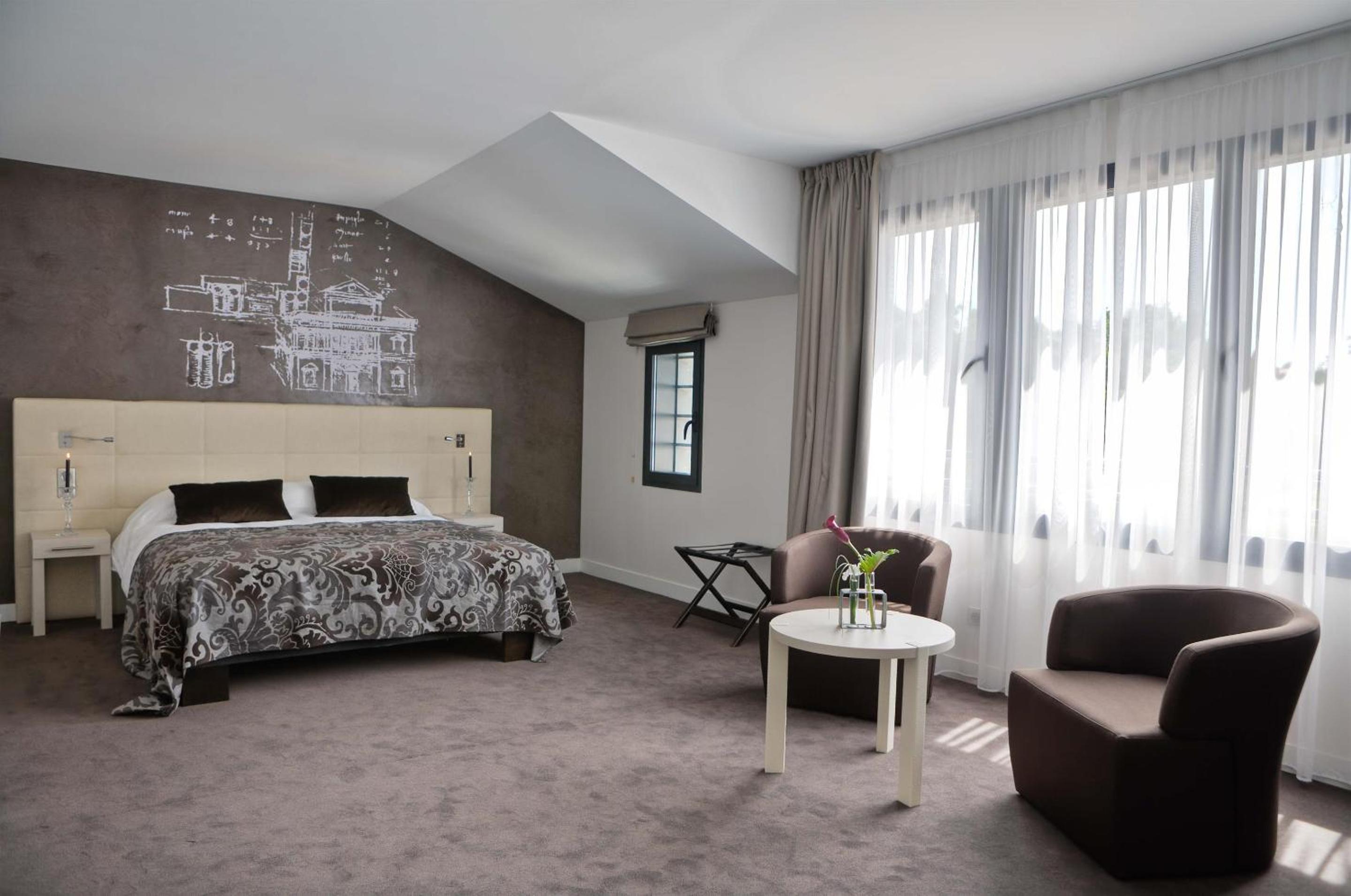 Luxury Queen Room with Castle View - Photo 3