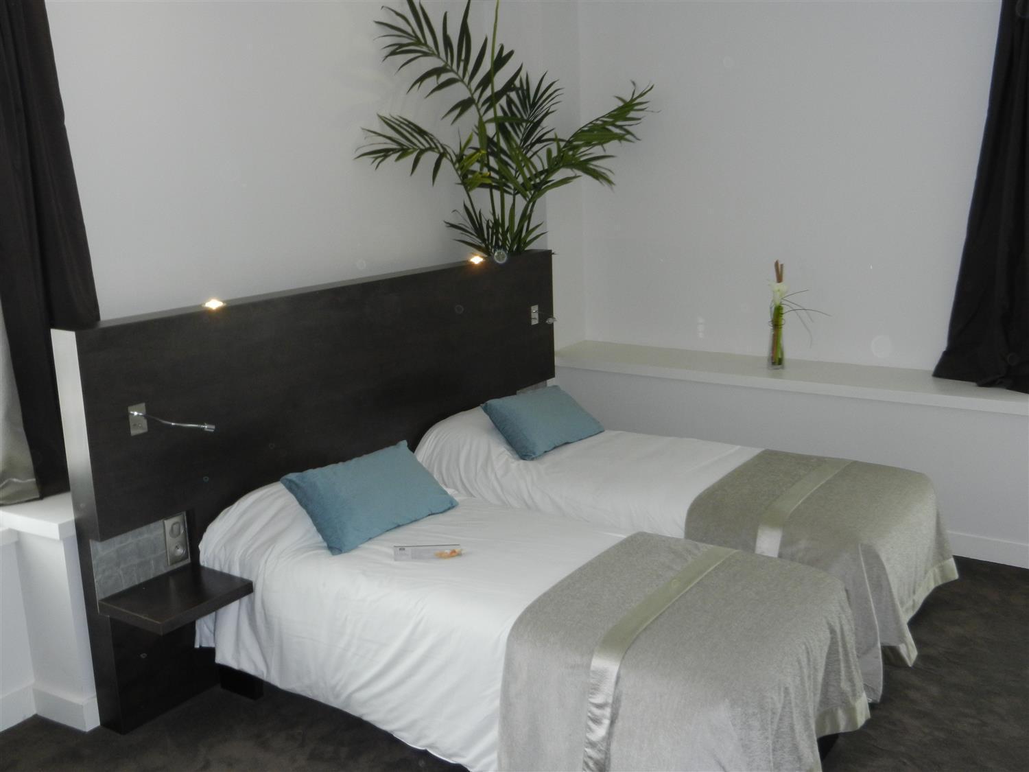 Standard Queen Room with Street View - Photo 2