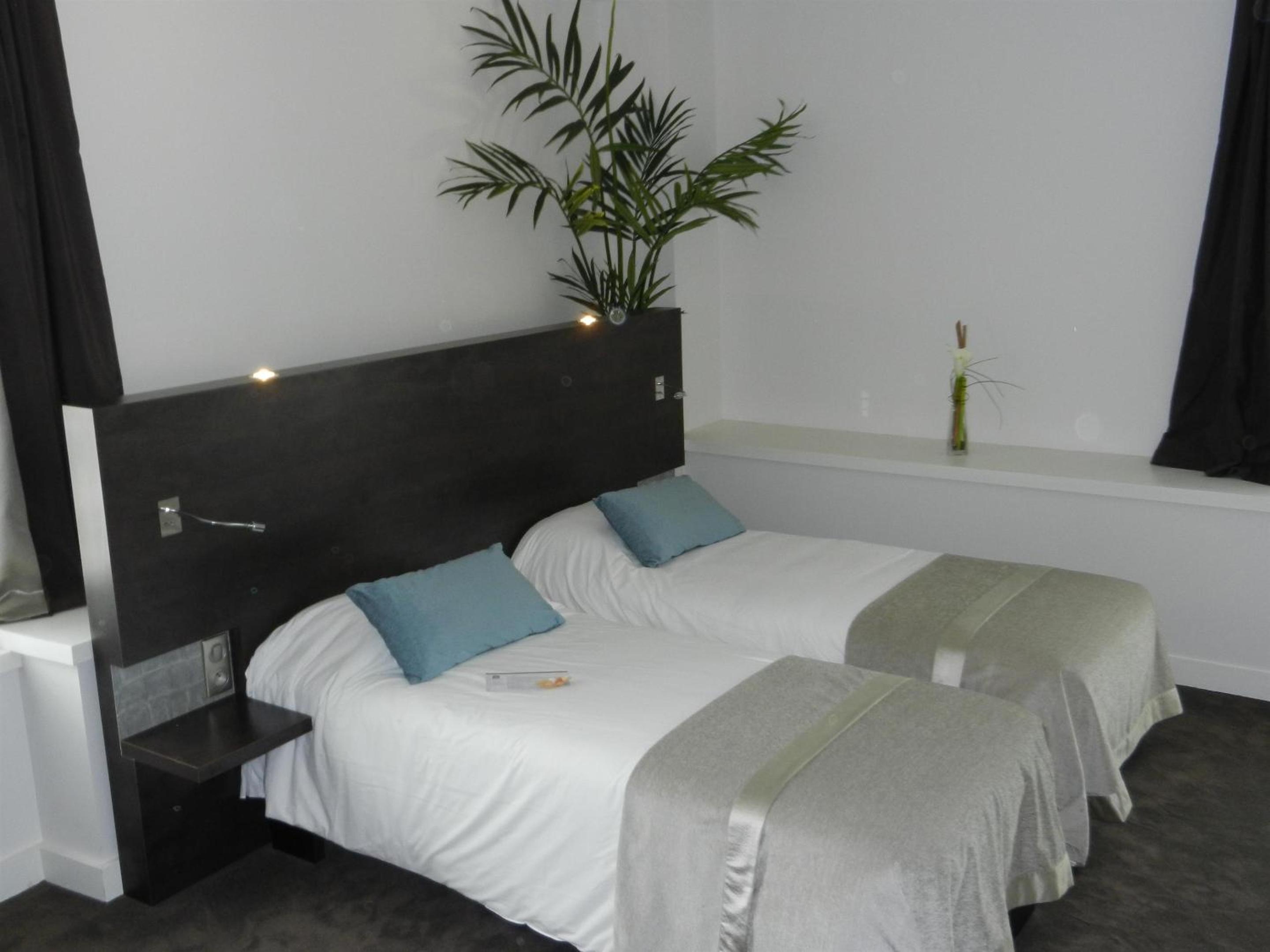 Standard Queen Room with Street View - Photo 4
