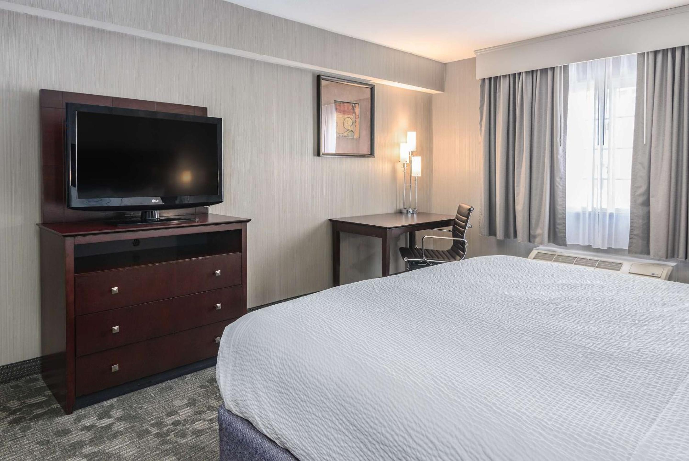 King Room - Non-Smoking - Photo 2