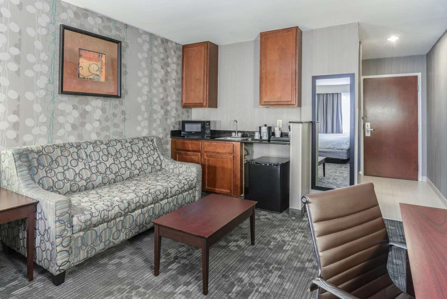 King Room with Sofa Bed - Non-Smoking - Photo 4