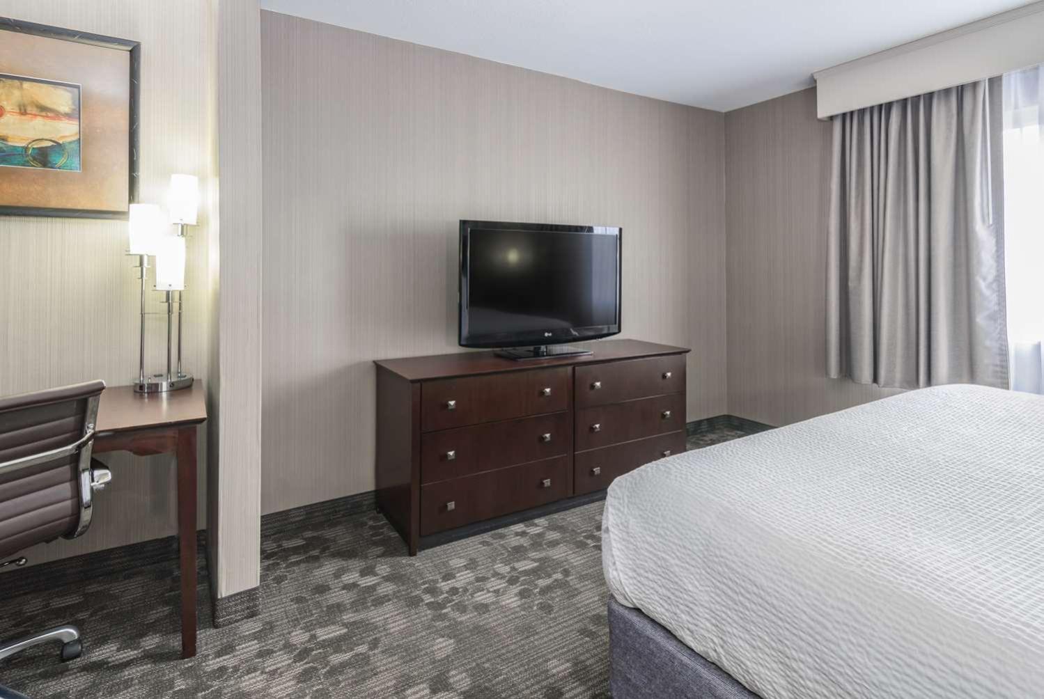 King Room with Sofa Bed - Non-Smoking - Photo 5
