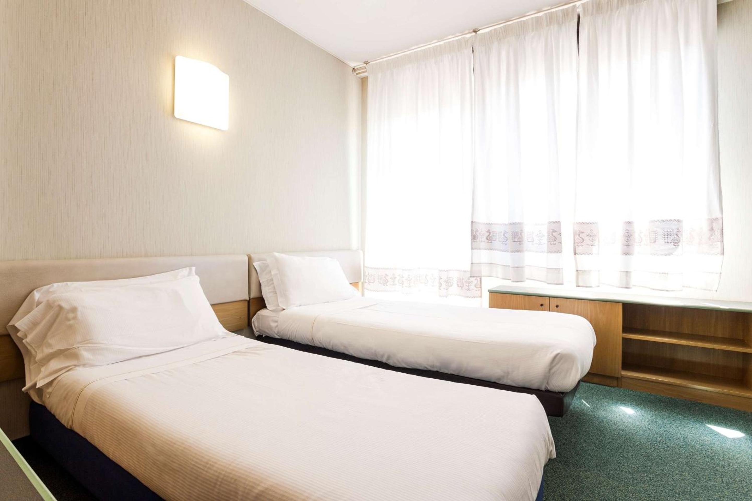 Standard Twin Room - Photo 1
