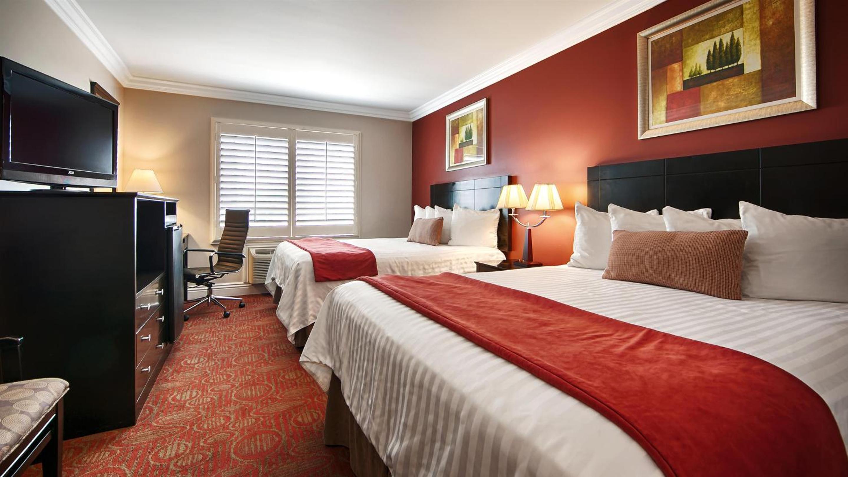 Queen Room with Two Queen Beds thumbnail 6