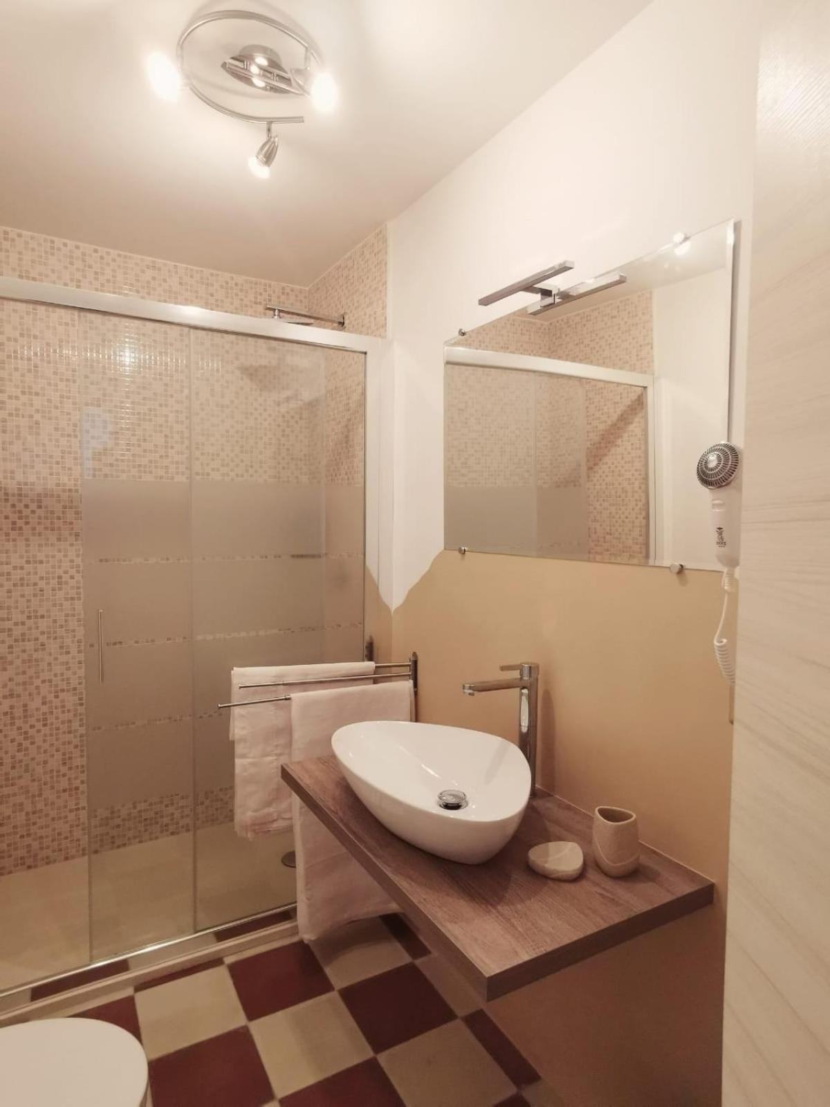 King Room with Balcony - Photo 3