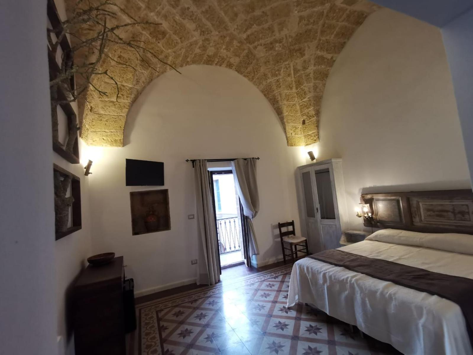 King Room with Balcony - Photo 4