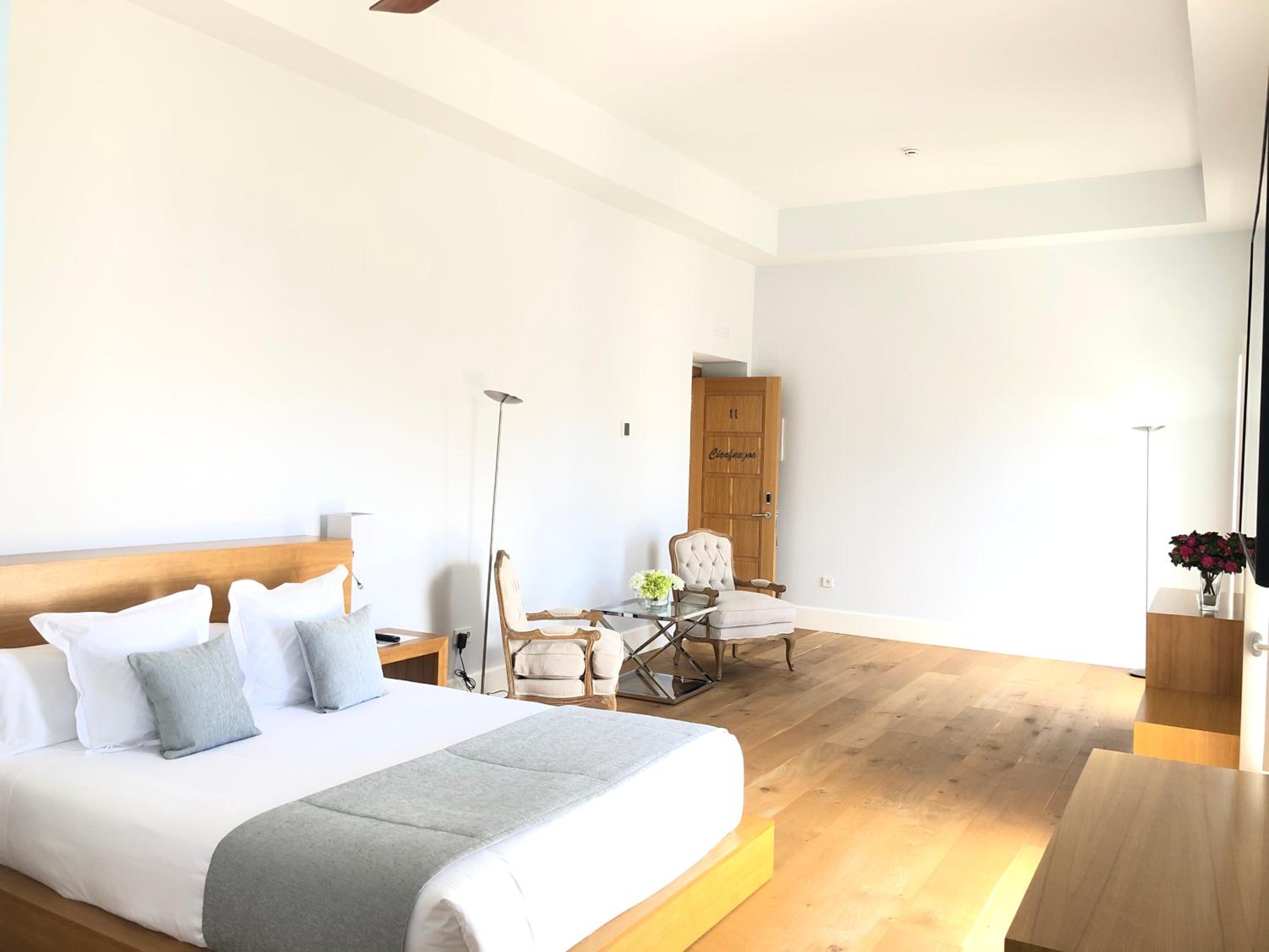 Deluxe Suite - Photo 34
