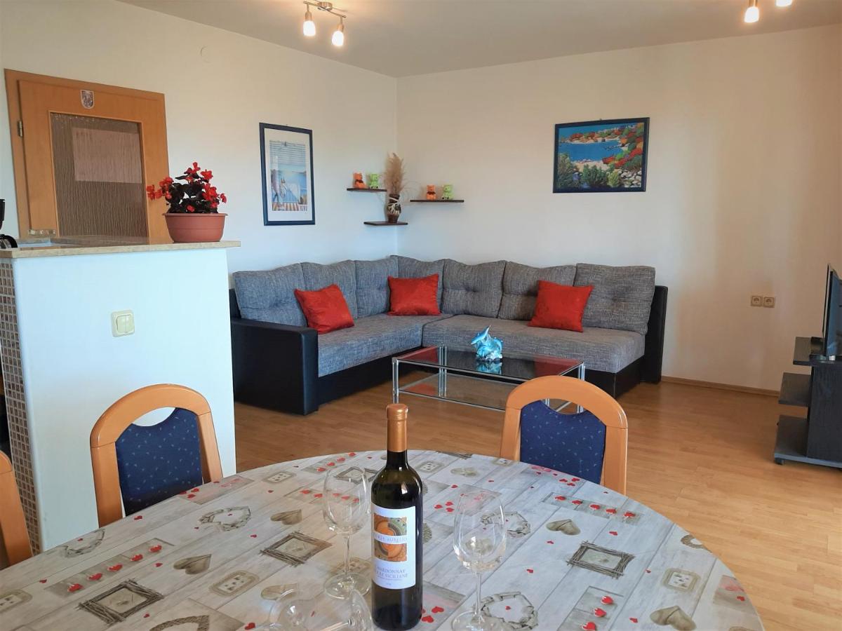 Apartment with Terrace - Photo 4