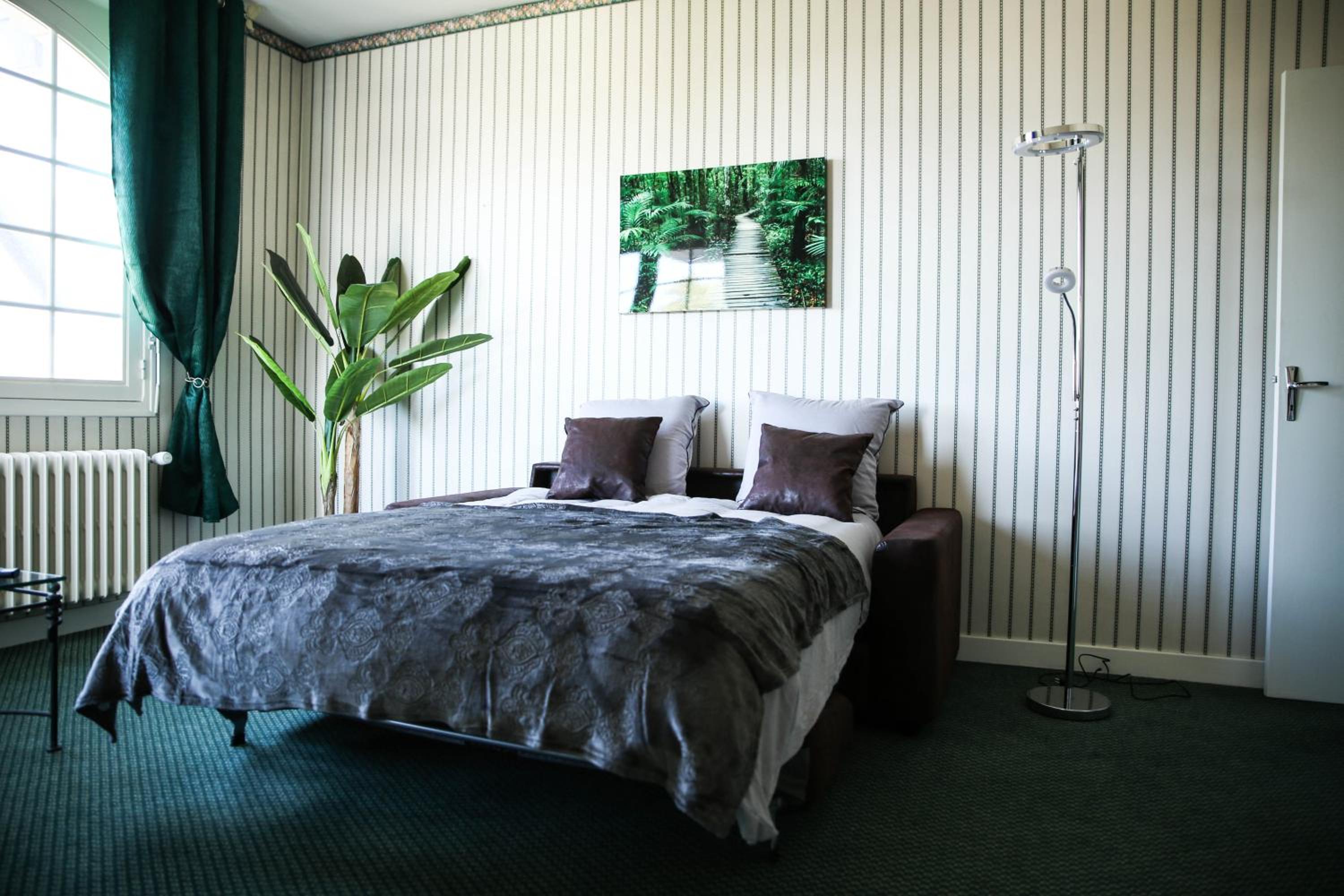 Family Room with Private Bathroom photo 2