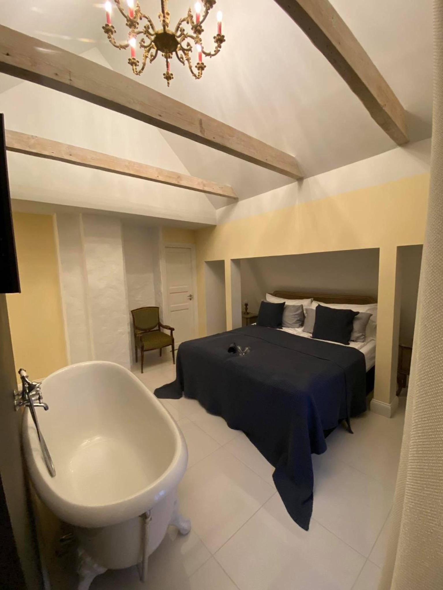 Deluxe Double Room with Bath - Photo 5