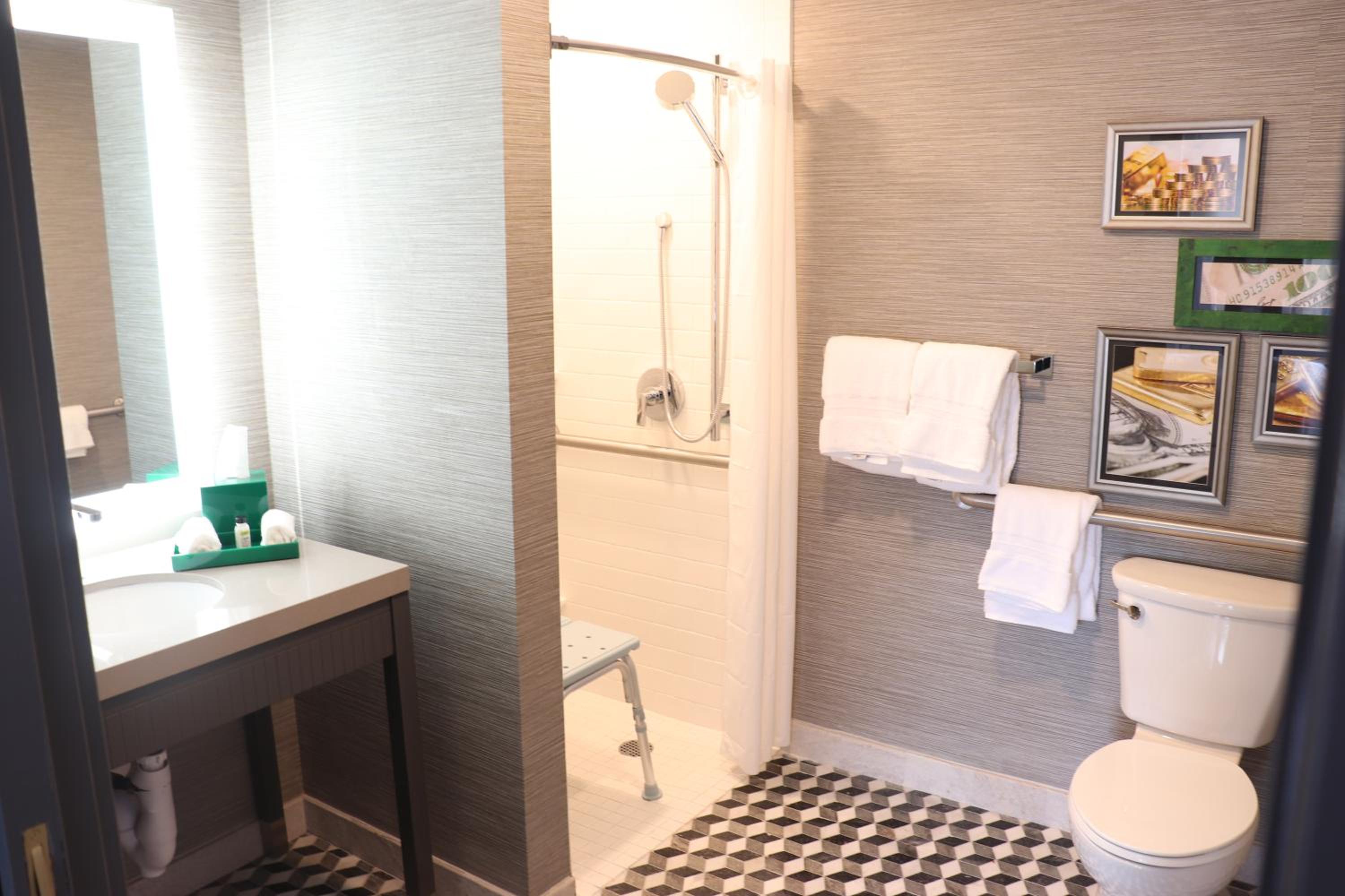 Double Room - Mobility Access with Roll-in Shower - Photo 2