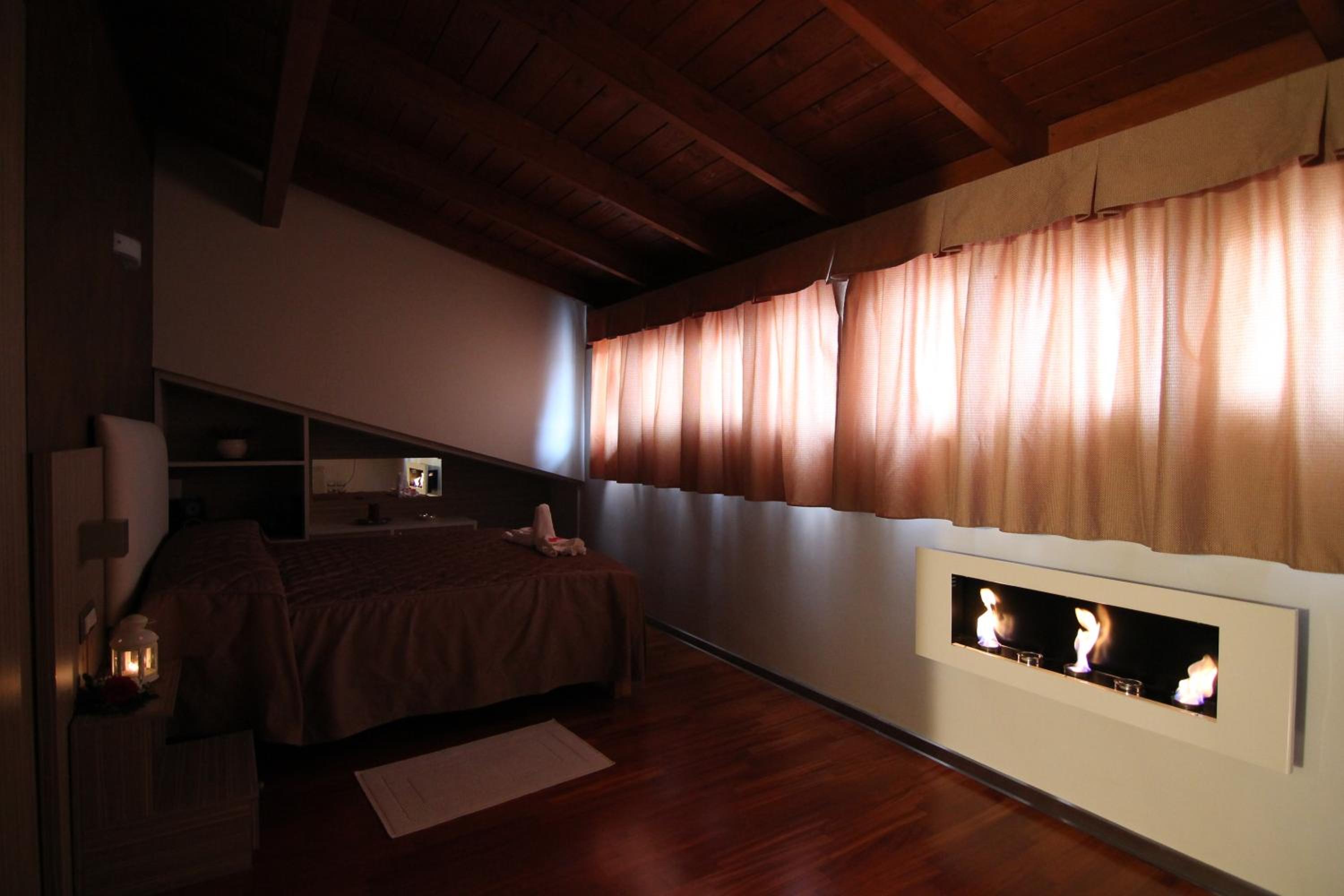 King Suite with Spa Bath photo 3