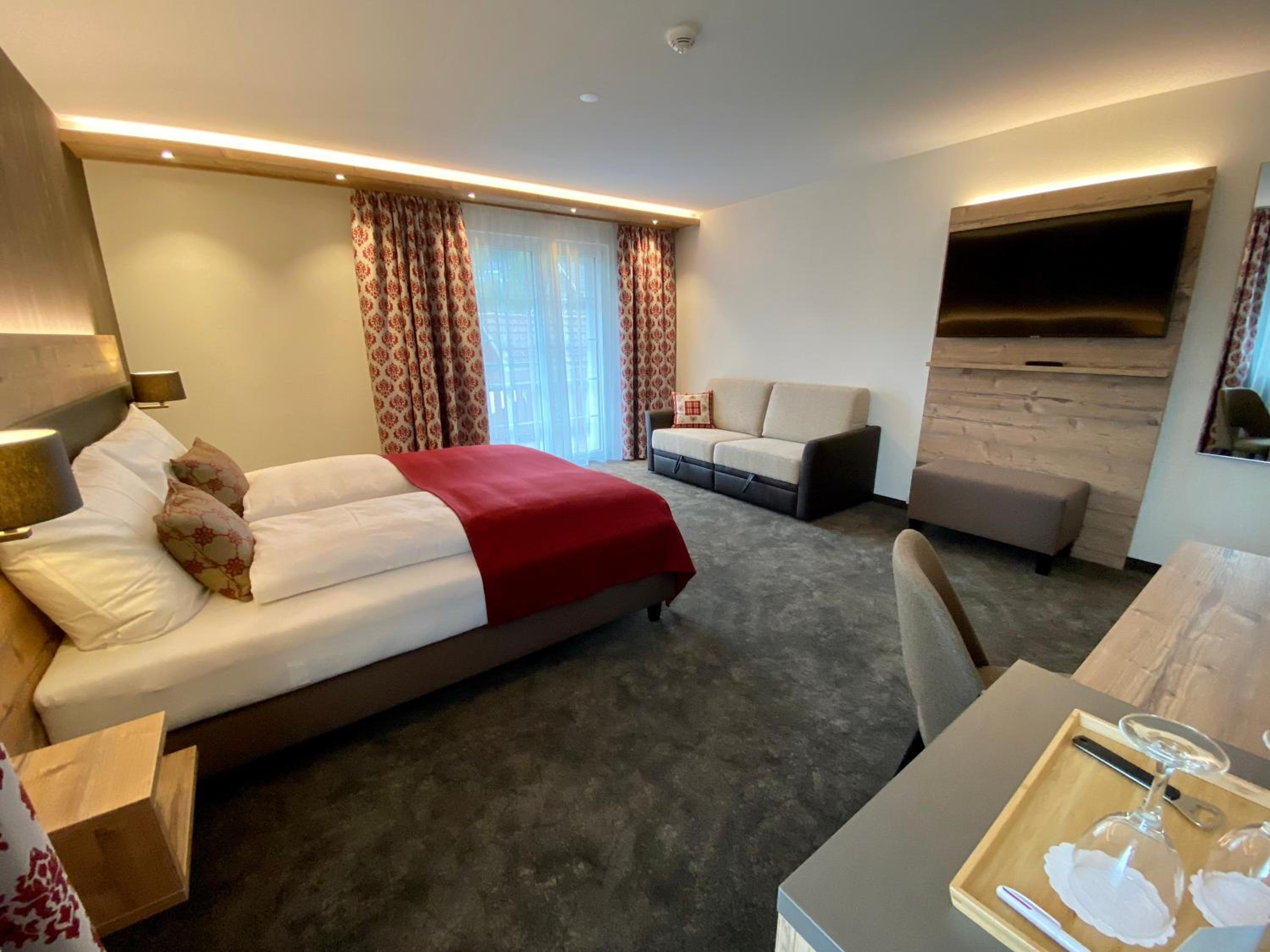 Deluxe Double Room with Balcony - Photo 6