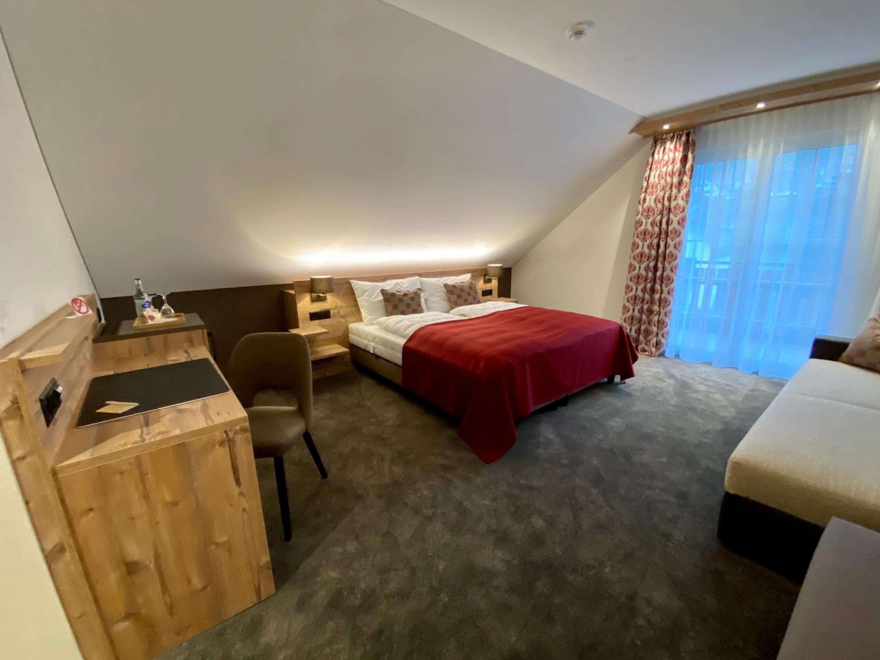 Deluxe Double Room with Balcony - Photo 5