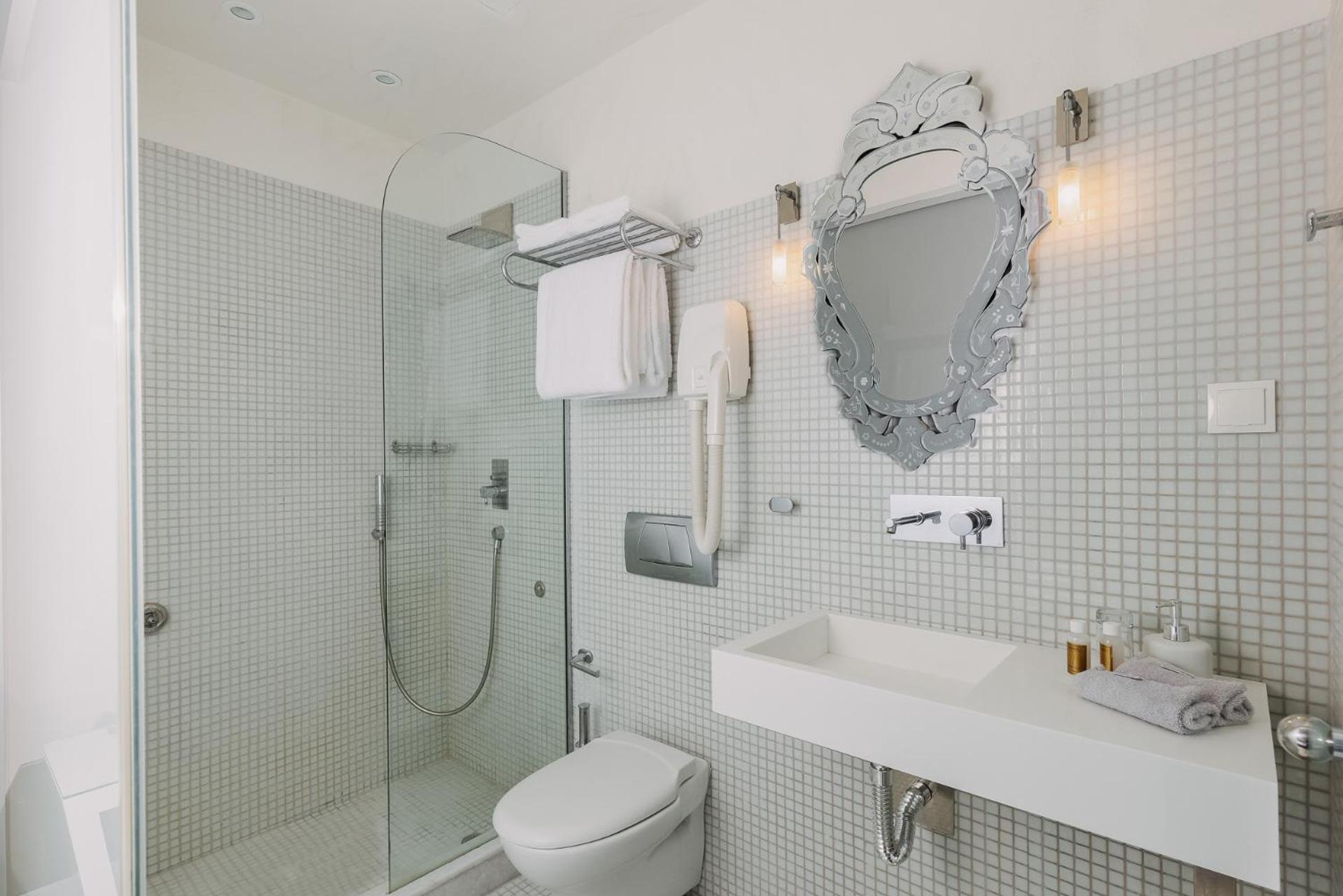 Superior Double Room with City View - Photo 2