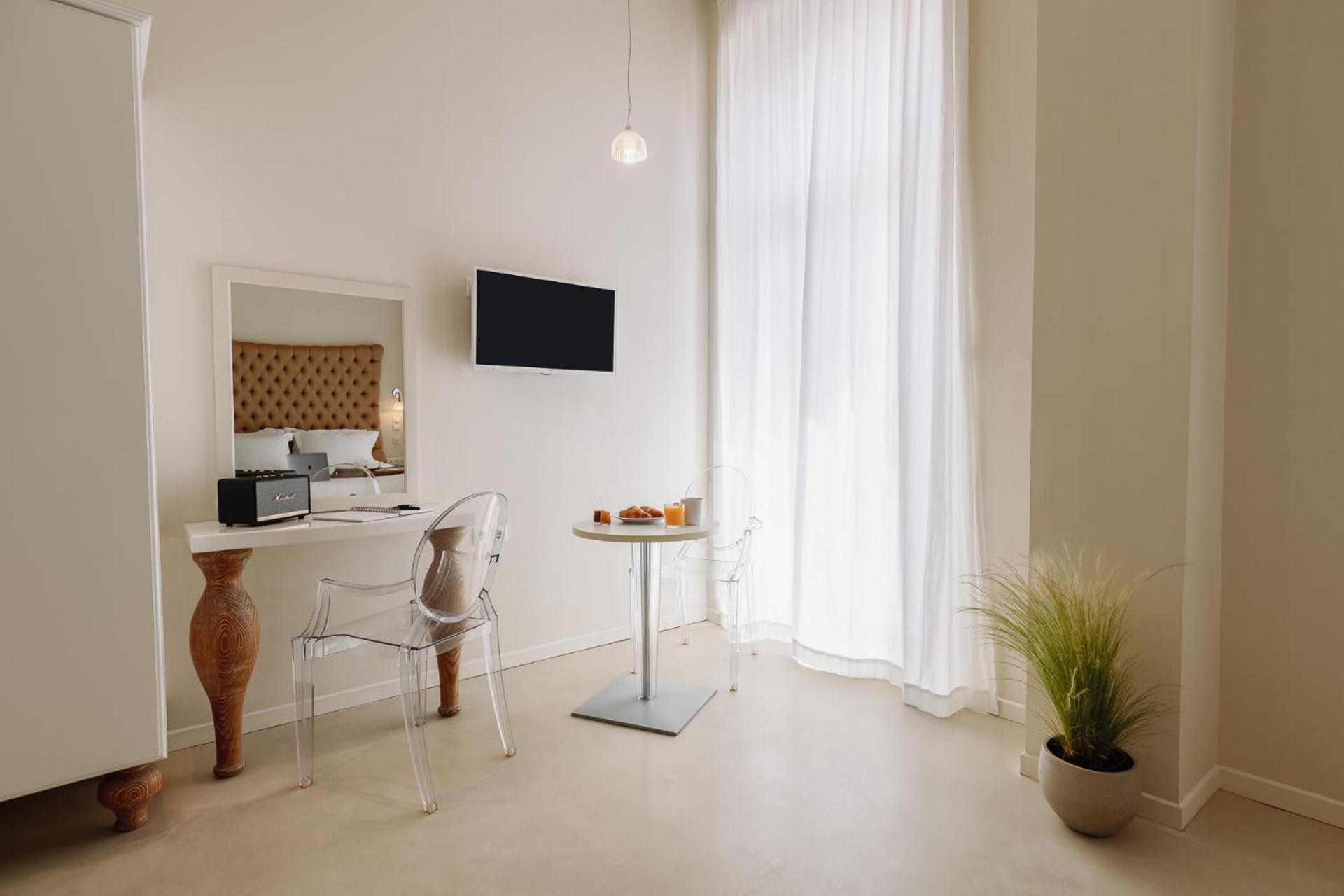 Superior Double Room with City View - Photo 13