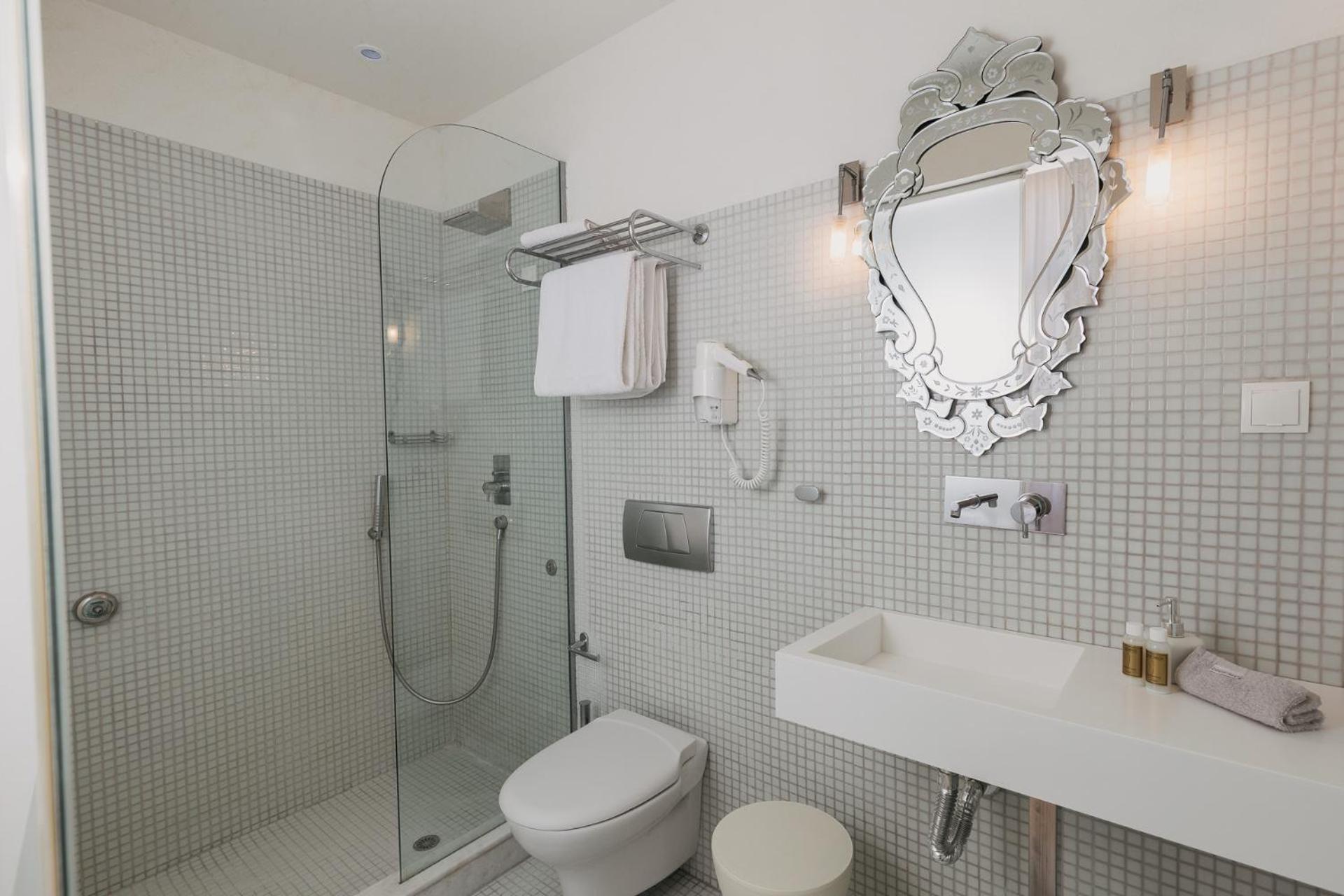 Superior Double Room with City View - Photo 10