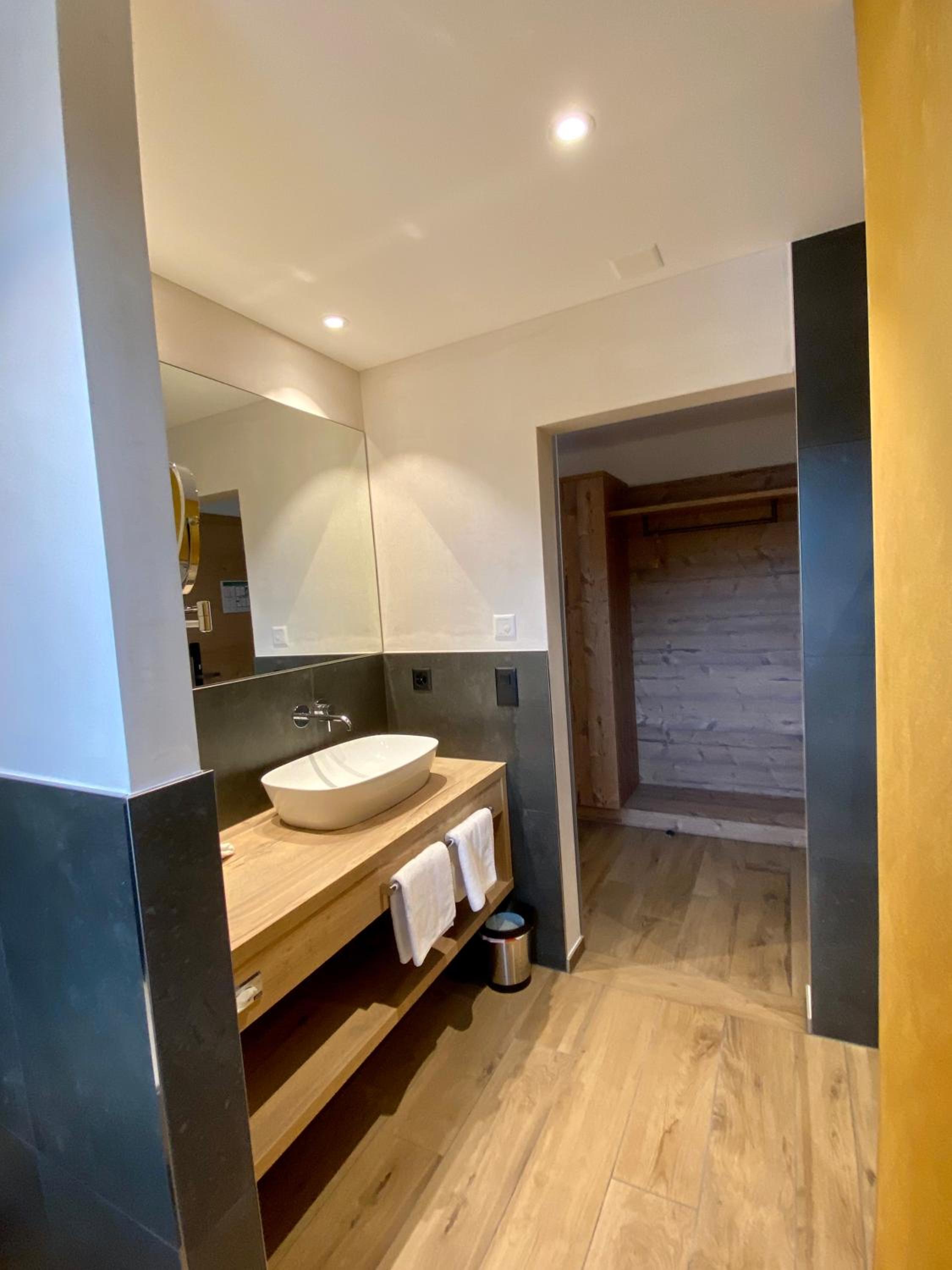 Deluxe Double Room with Balcony - Photo 4