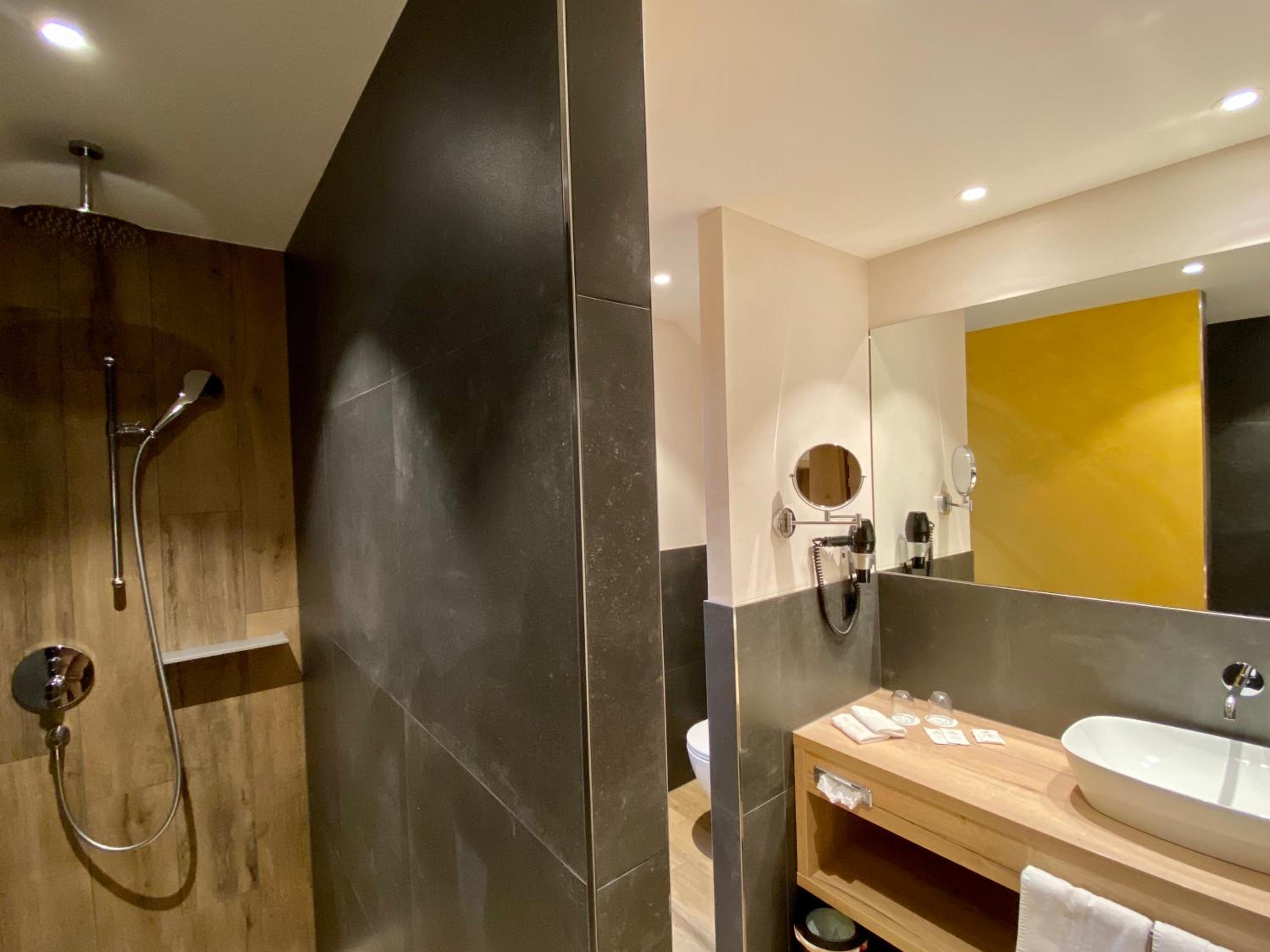 Deluxe Double Room with Balcony - Photo 3