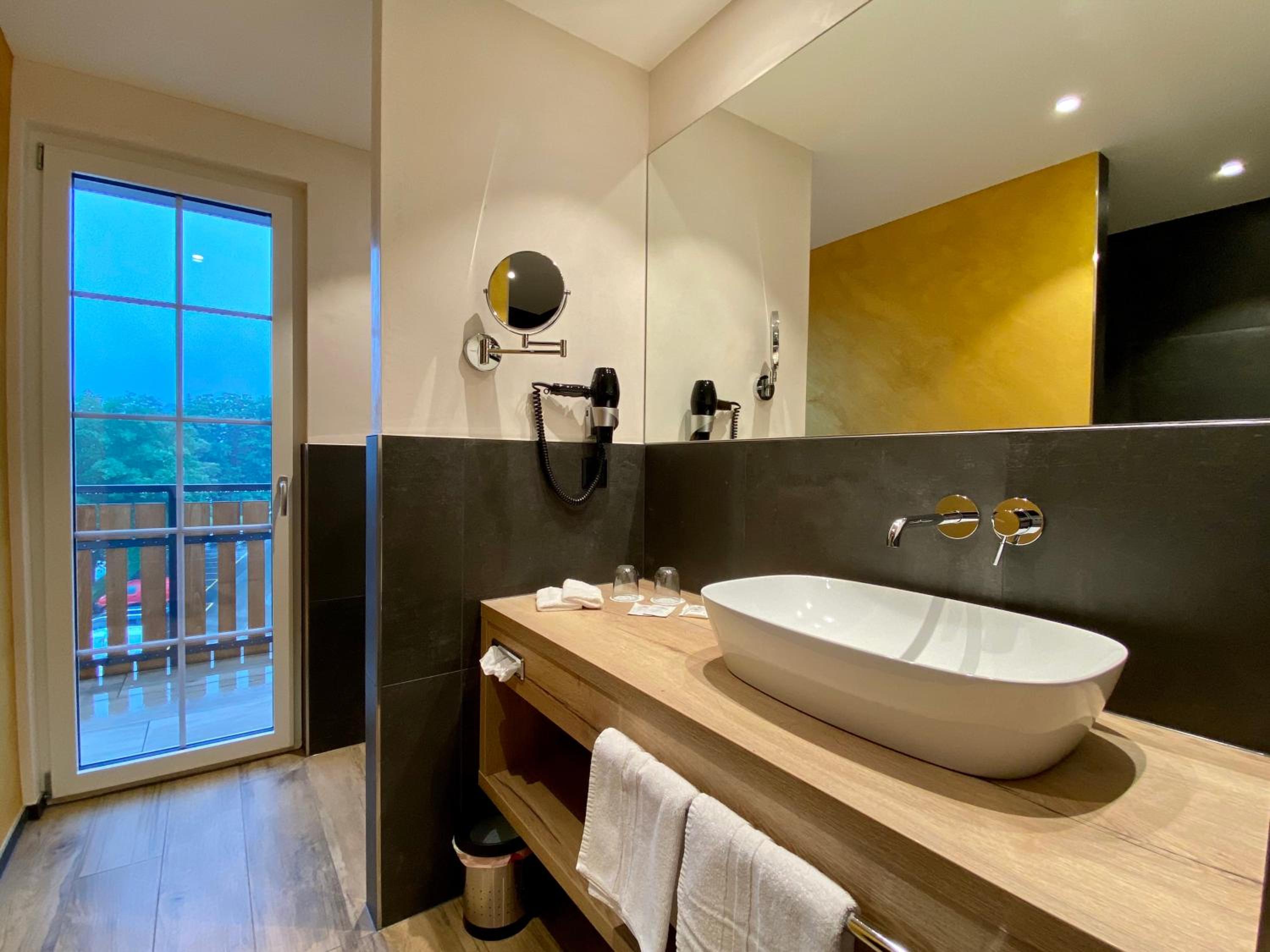 Deluxe Double Room with Balcony - Photo 7