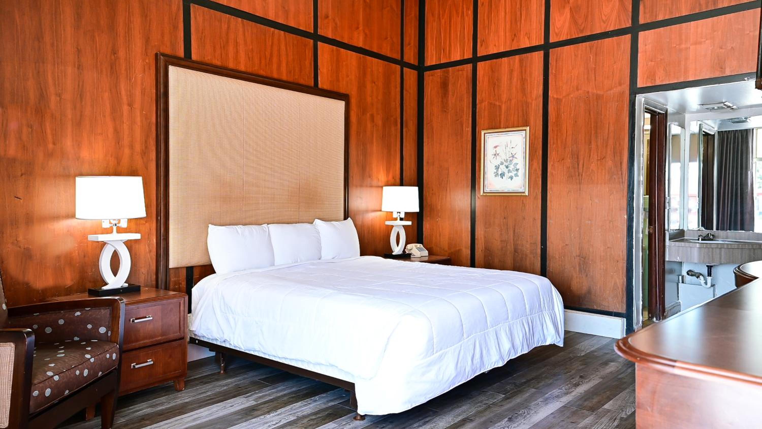 Deluxe King Room photo 1