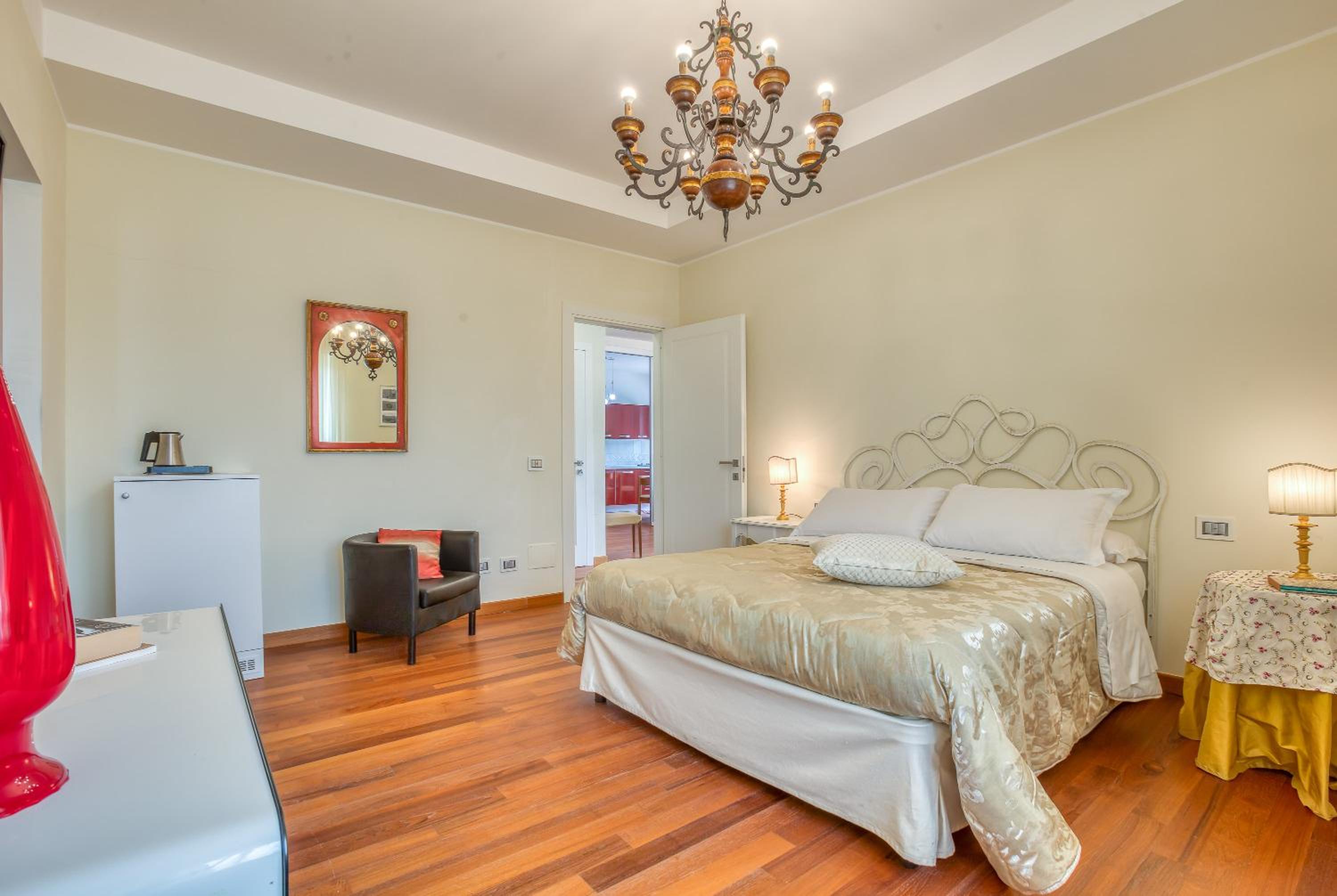 Suite - Photo 10