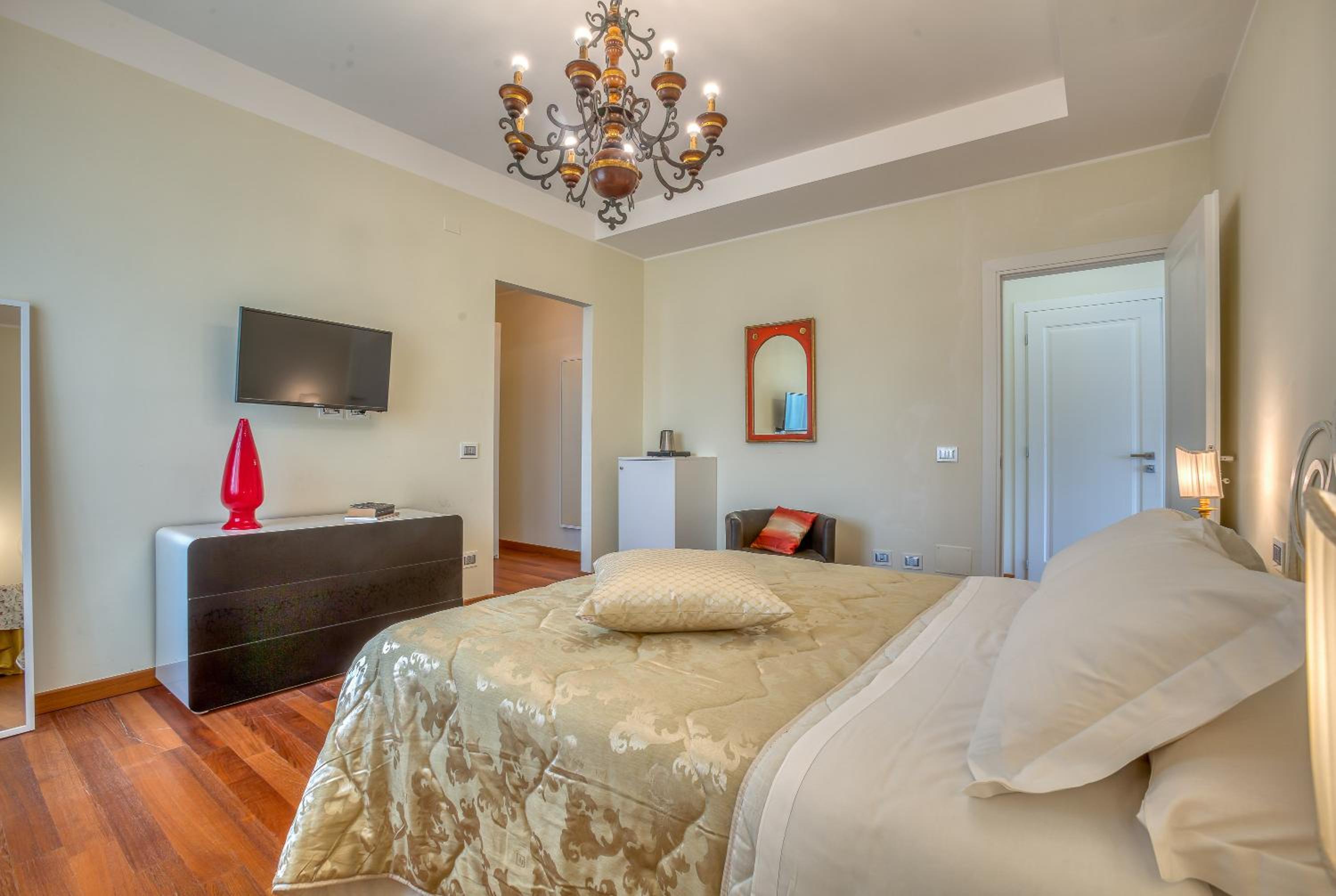 Suite - Photo 9